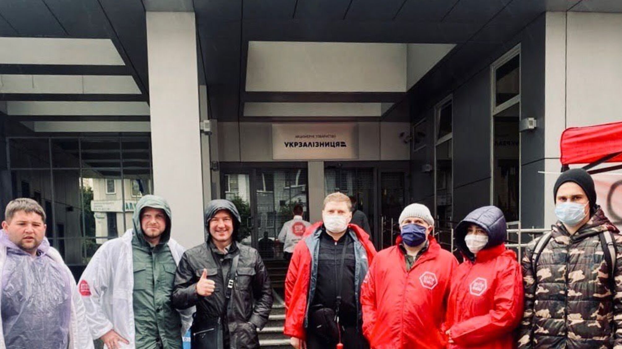 Польова кухня та вимоги вийти до народу: під 'Укрзалізницею' другий день триває акція протесту