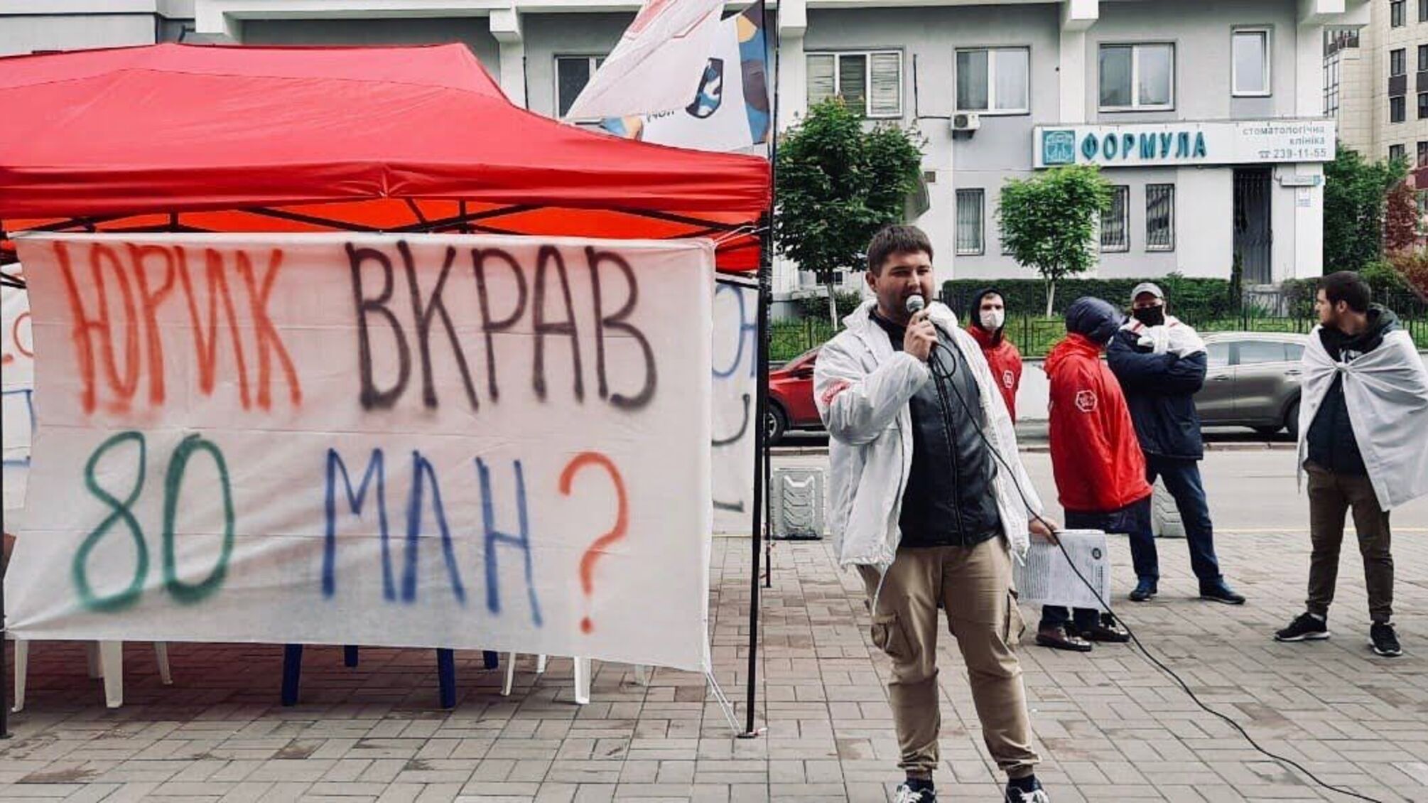 'Юрику, май гідність, виходь!' — активісти кидають виклик очільнику УЗ Юрику