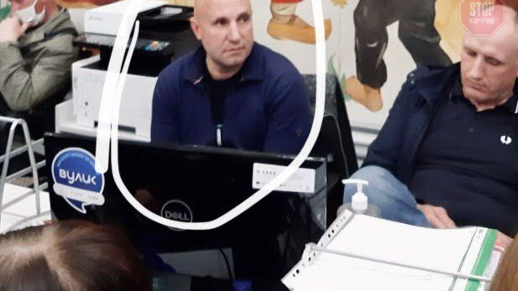 «Знову надурив людей», — у Карпатах селяни закрили на ніч у сільраді голову ОТГ (фото, відео)