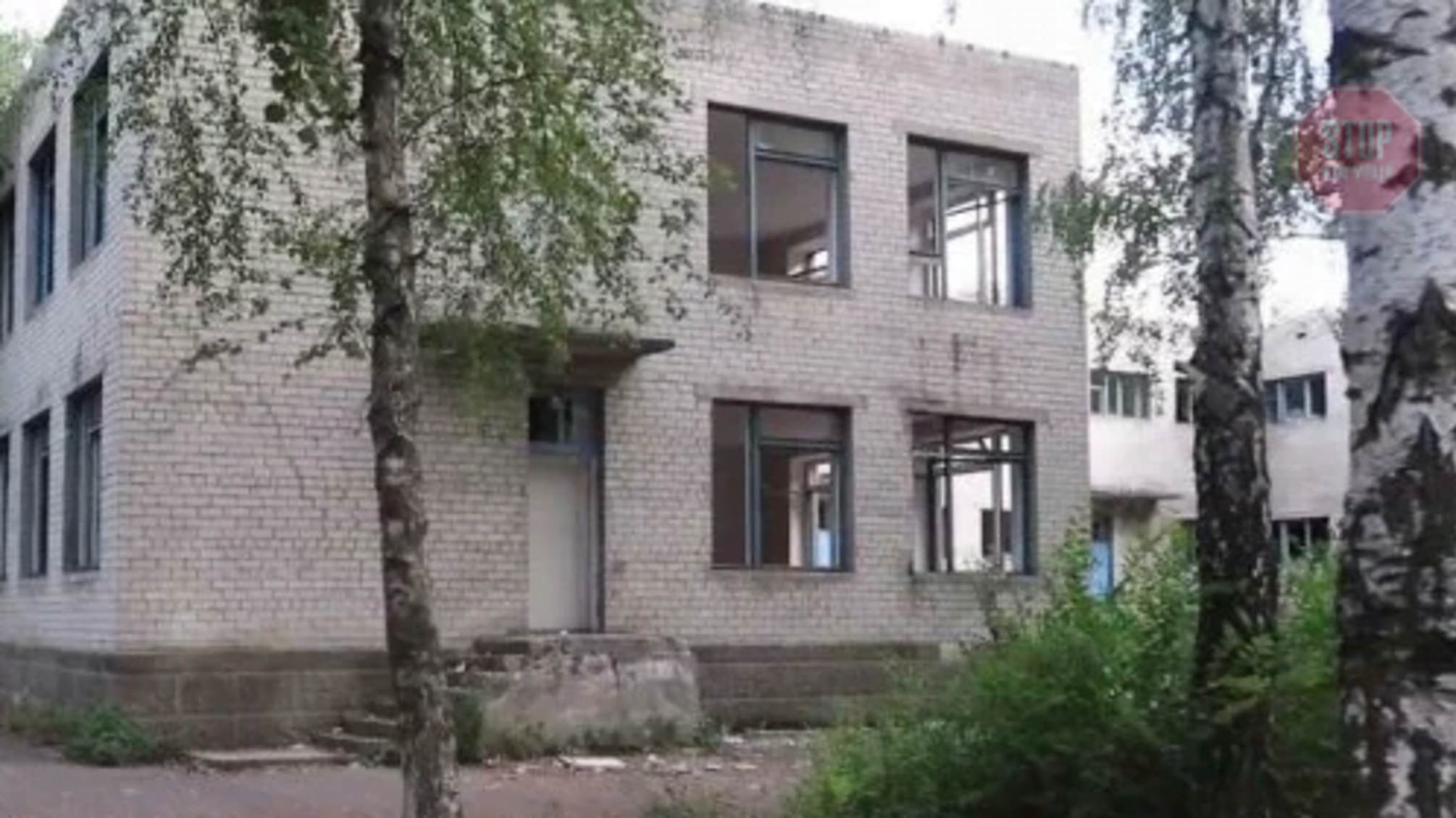 На Дніпропетровщині підліток випав з вікна покинутого будинку