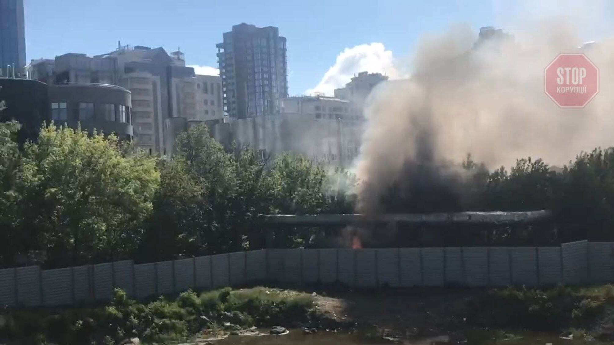 У центрі Києва палають будівельні вагони (відео)