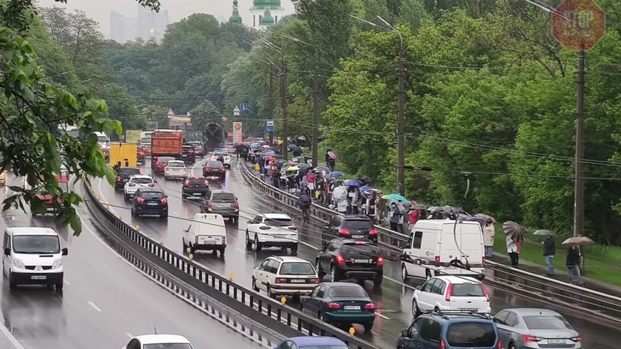 Півтисячі медиків столичної психлікарні вийшли на протест: вимагають підвищення зарплат (фото, відео)