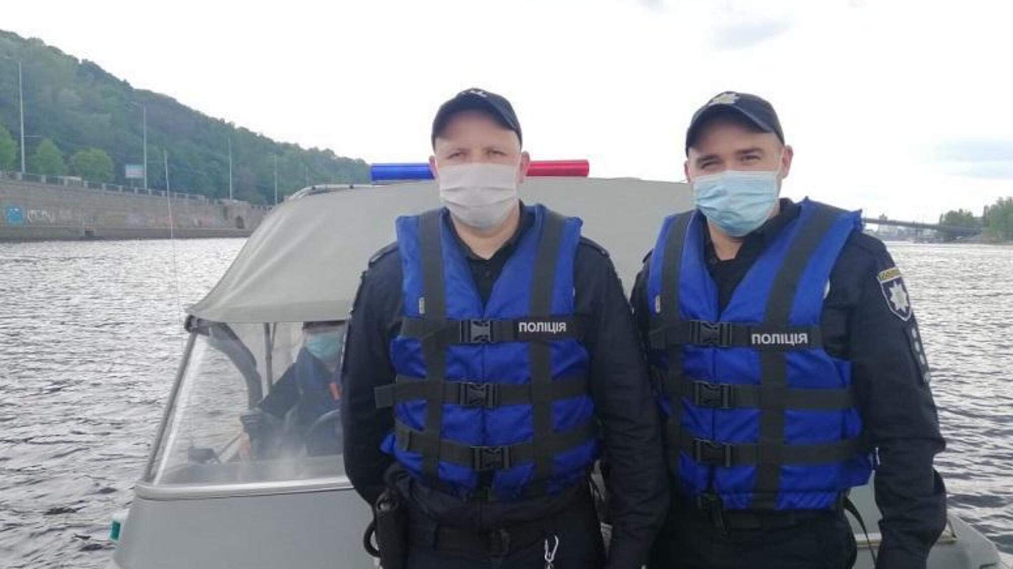 Співробітники річкової поліції врятували чоловіка, який стрибнув із мосту