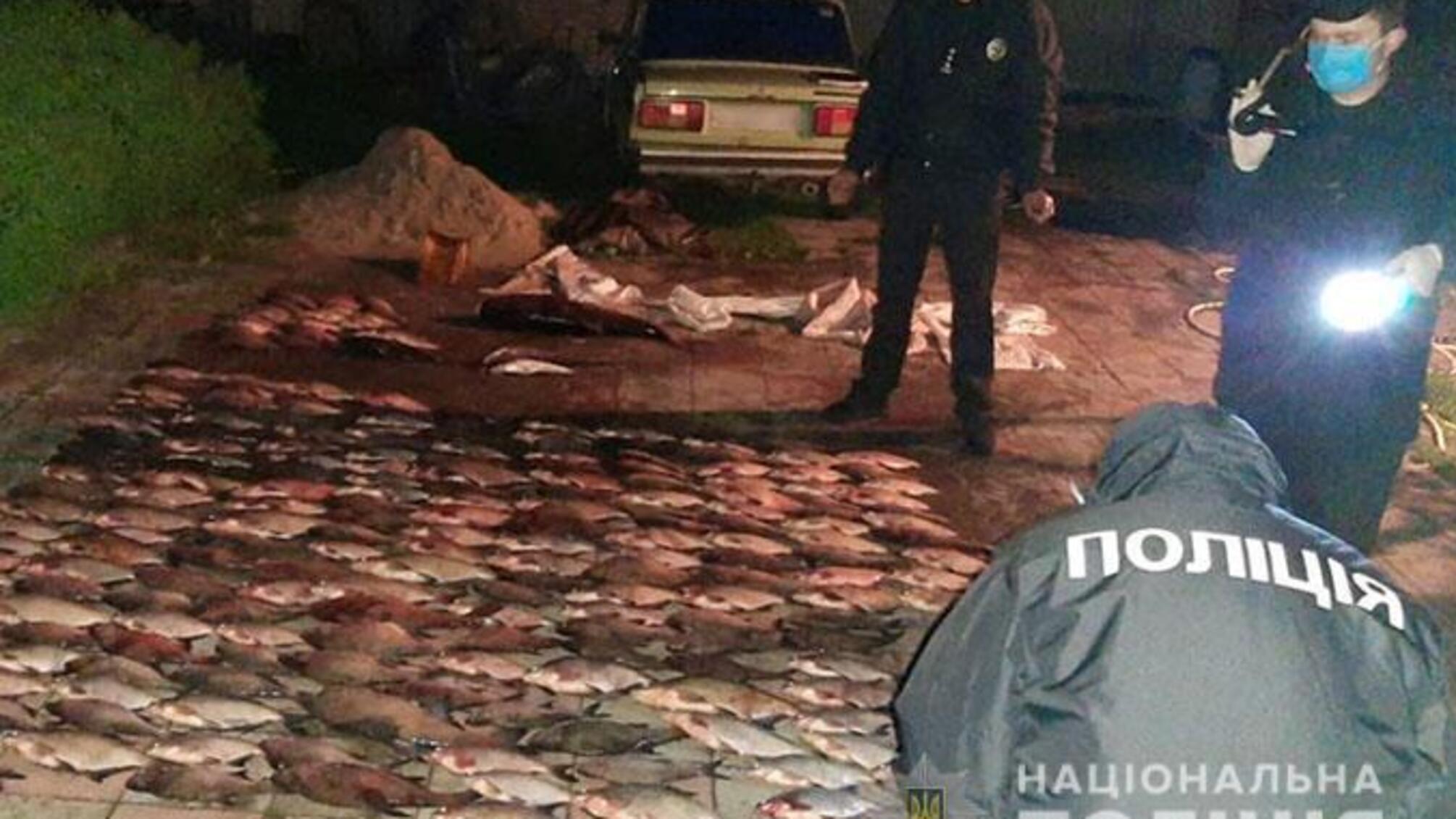 Поліцейські Черкащини затримали зловмисника, який виловив сітками понад 200 рибин різних видів