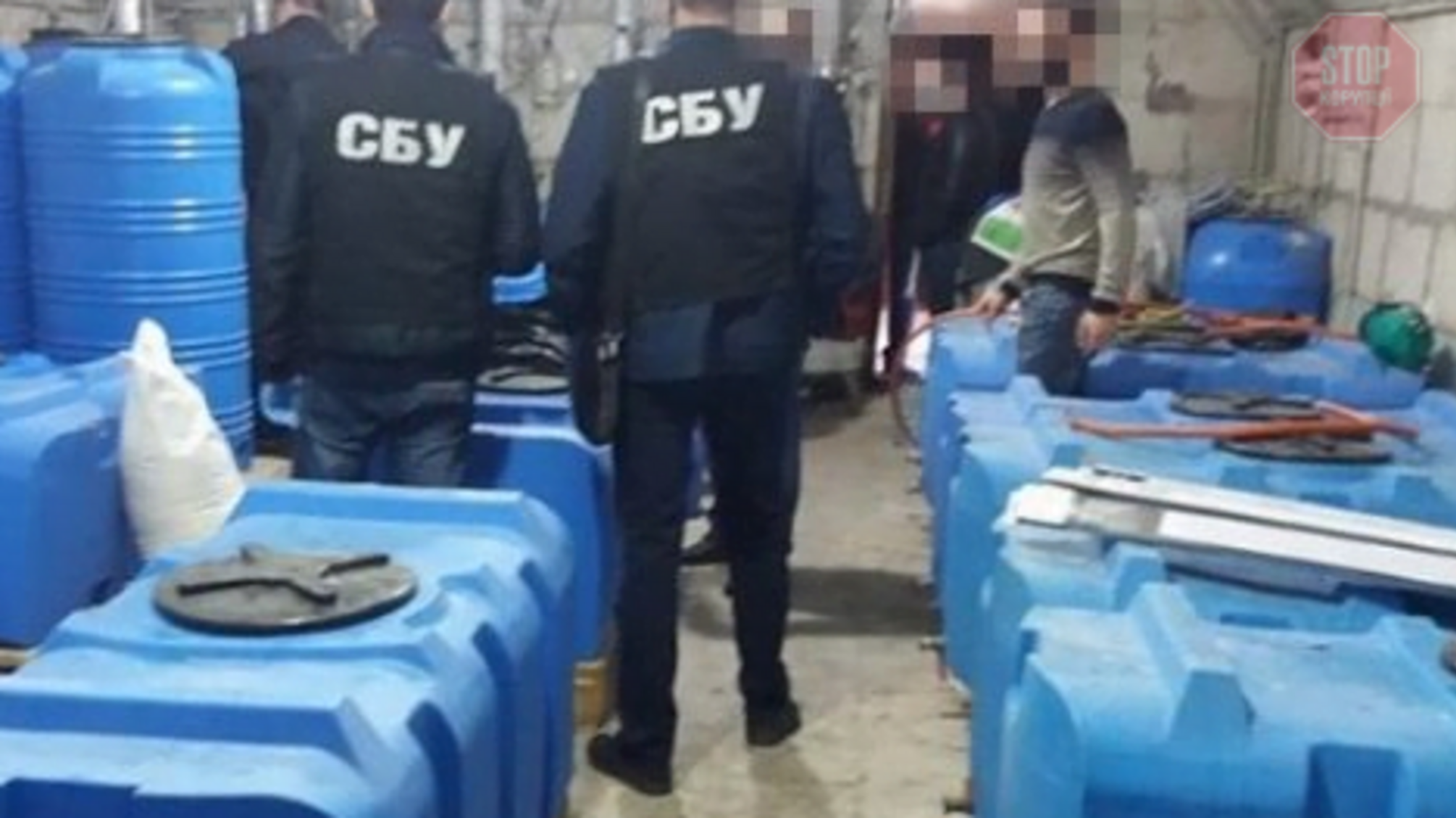 На Запоріжжі СБУ викрила масштабне виробництво неякісного спирту