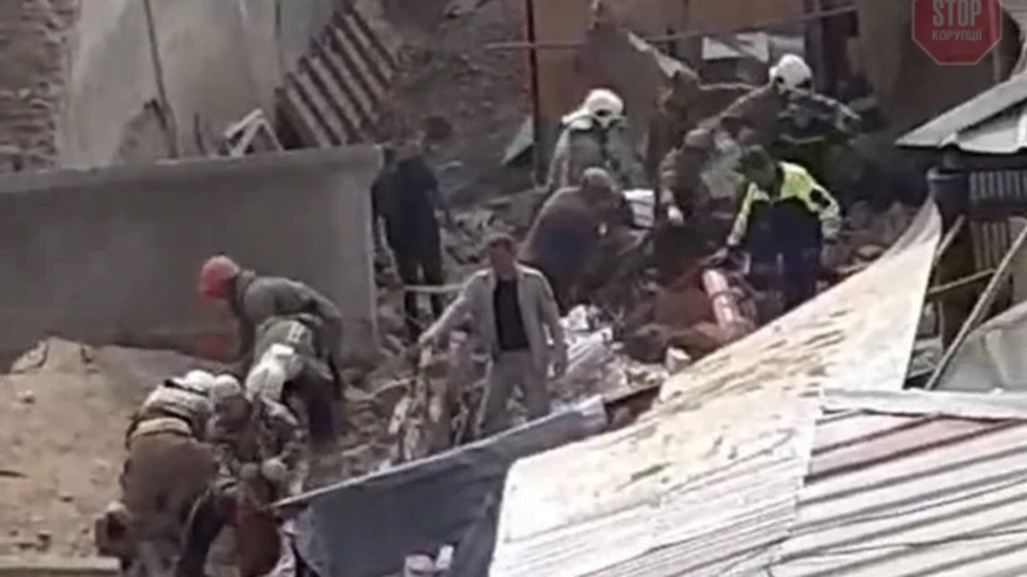 На Закарпатті обвалилась будівля колишнього кінотеатру, є жертви (фото, відео)