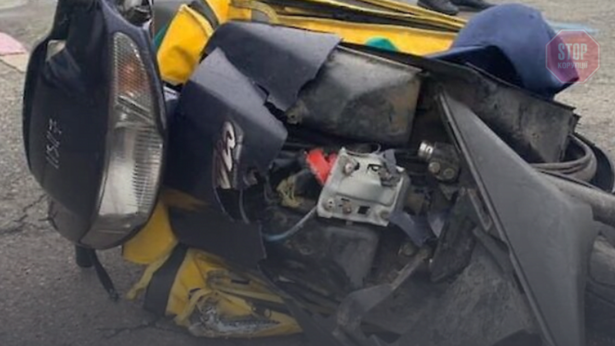 Був без шолома: у Києві кур'єр на моторолері потрапив під позашляховик