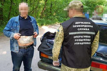 На Луганщині чоловік приклеїв скотчем до тіла 800 тисяч гривень і намагався обійти КПВВ (фото)