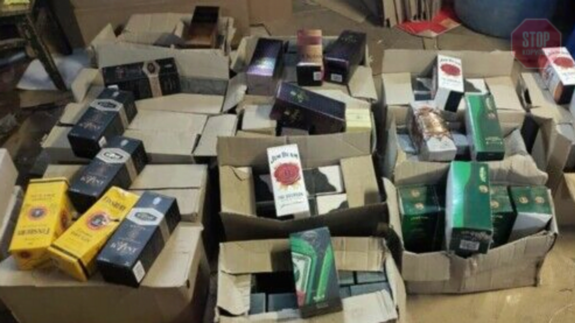 На Київщині під марками відомих брендів виготовляли фальсифікований алкоголь (фото)