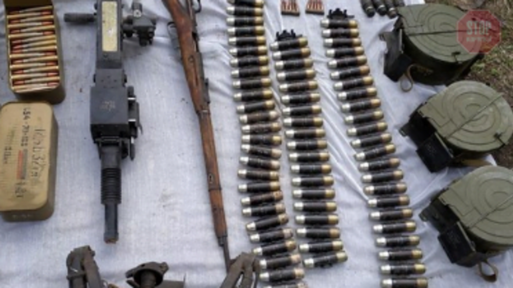 На Дніпропетровщині правоохоронці виявили схрон зброї та боєприпасів (фото)