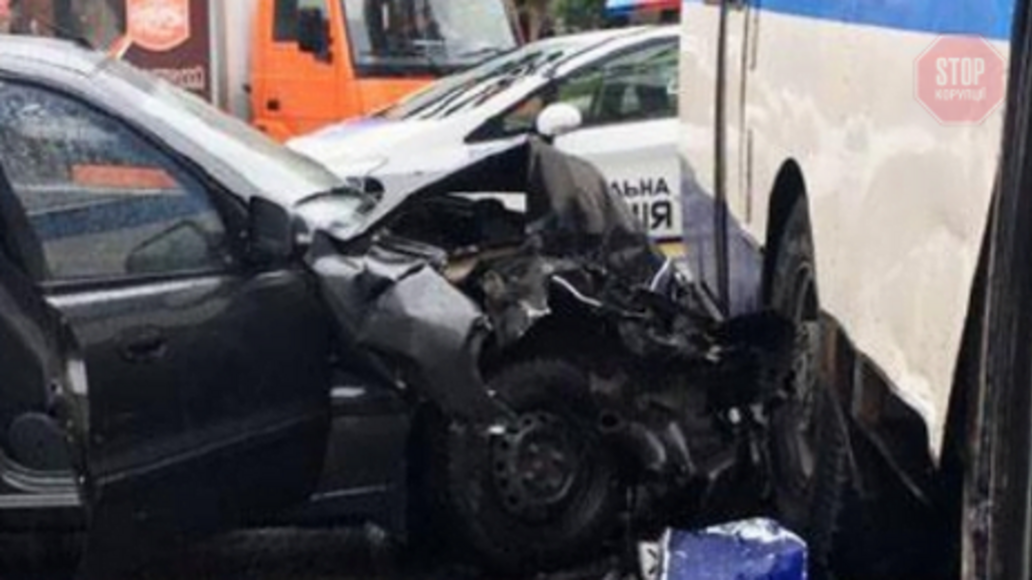 У Рівному іномарка влетіла у тролейбус, є постраждалі (фото)