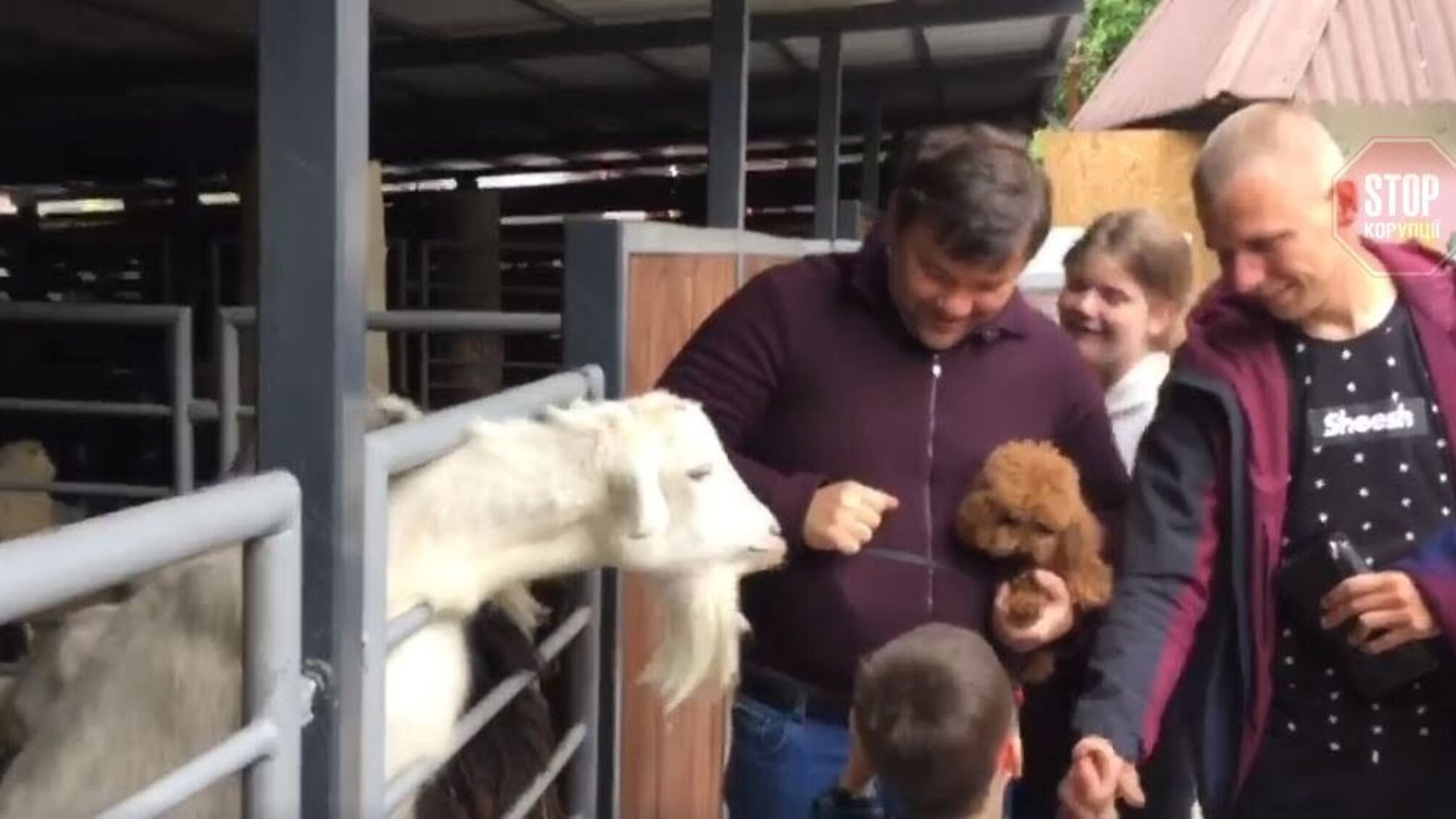 Андрій Богдан без маски прийшов у зоопарк робити фото з тваринами (відео)