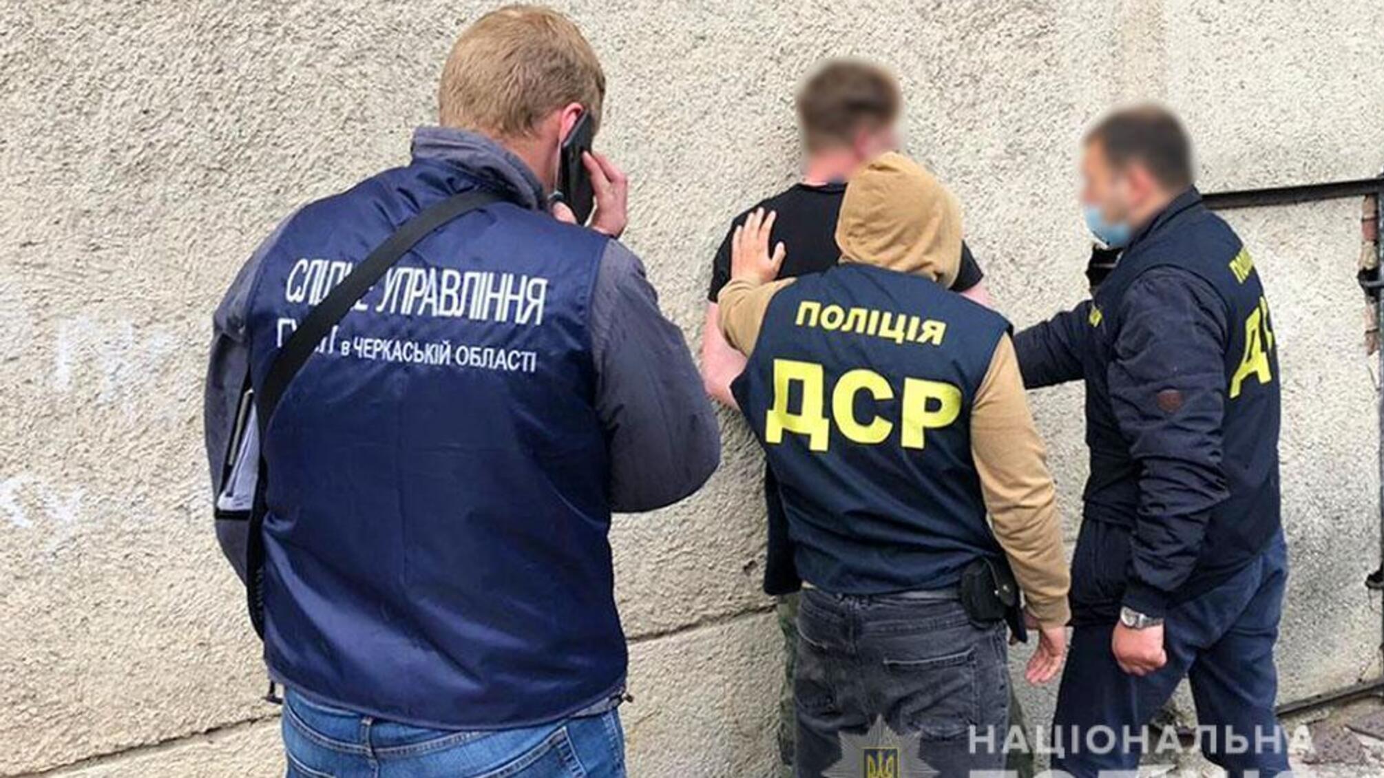 На Черкащині поліцейські затримали підприємця, який вимагав у колишньої працівниці неіснуючий борг
