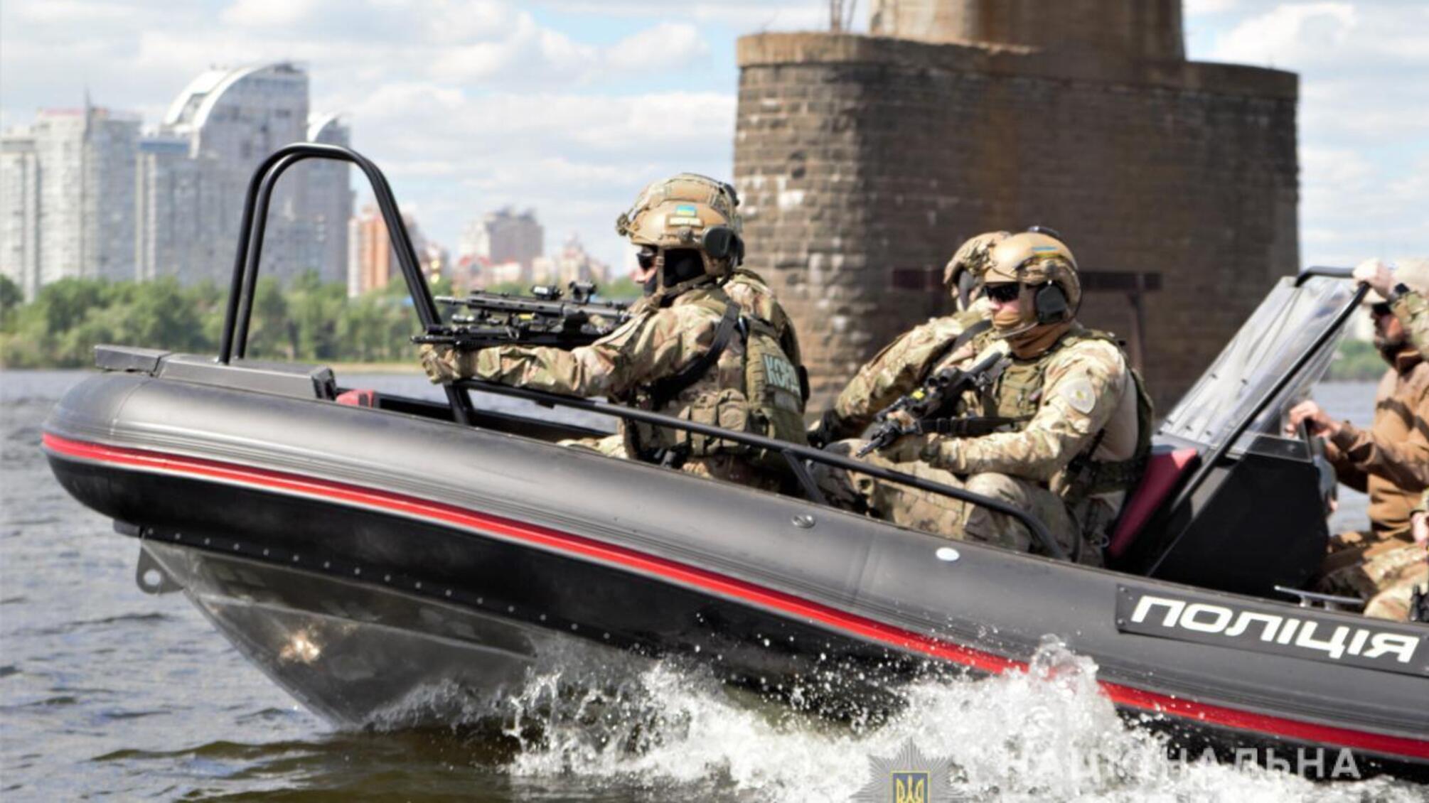 Поліція на воді та КОРД провели перші тактичні навчання з використанням нового катеру, розробленого для силових поліцейських спецоперацій