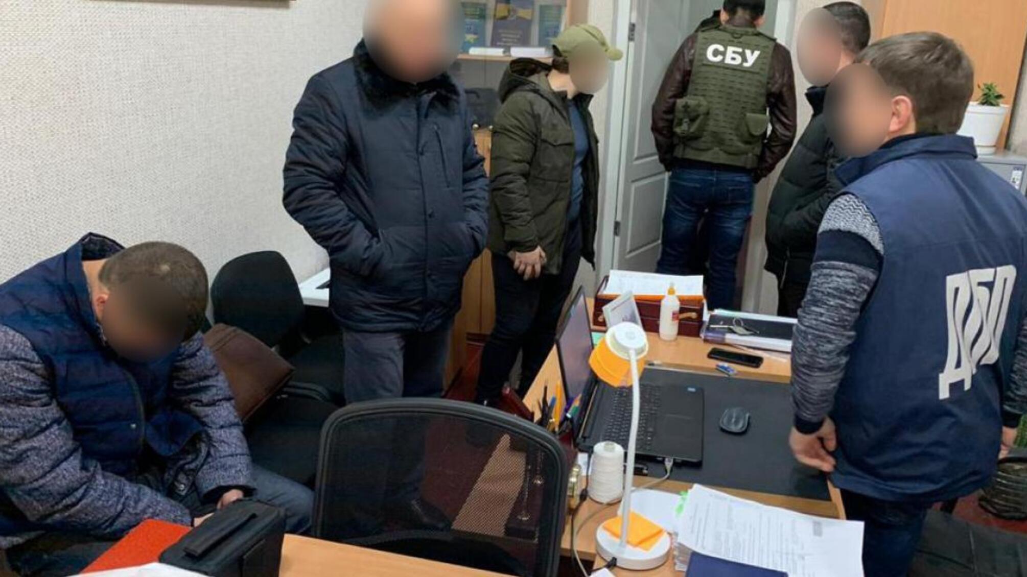 2 000 доларів США як «відкуп» за знайдений під час обшуку канабіс – двоє поліцейських постануть перед судом