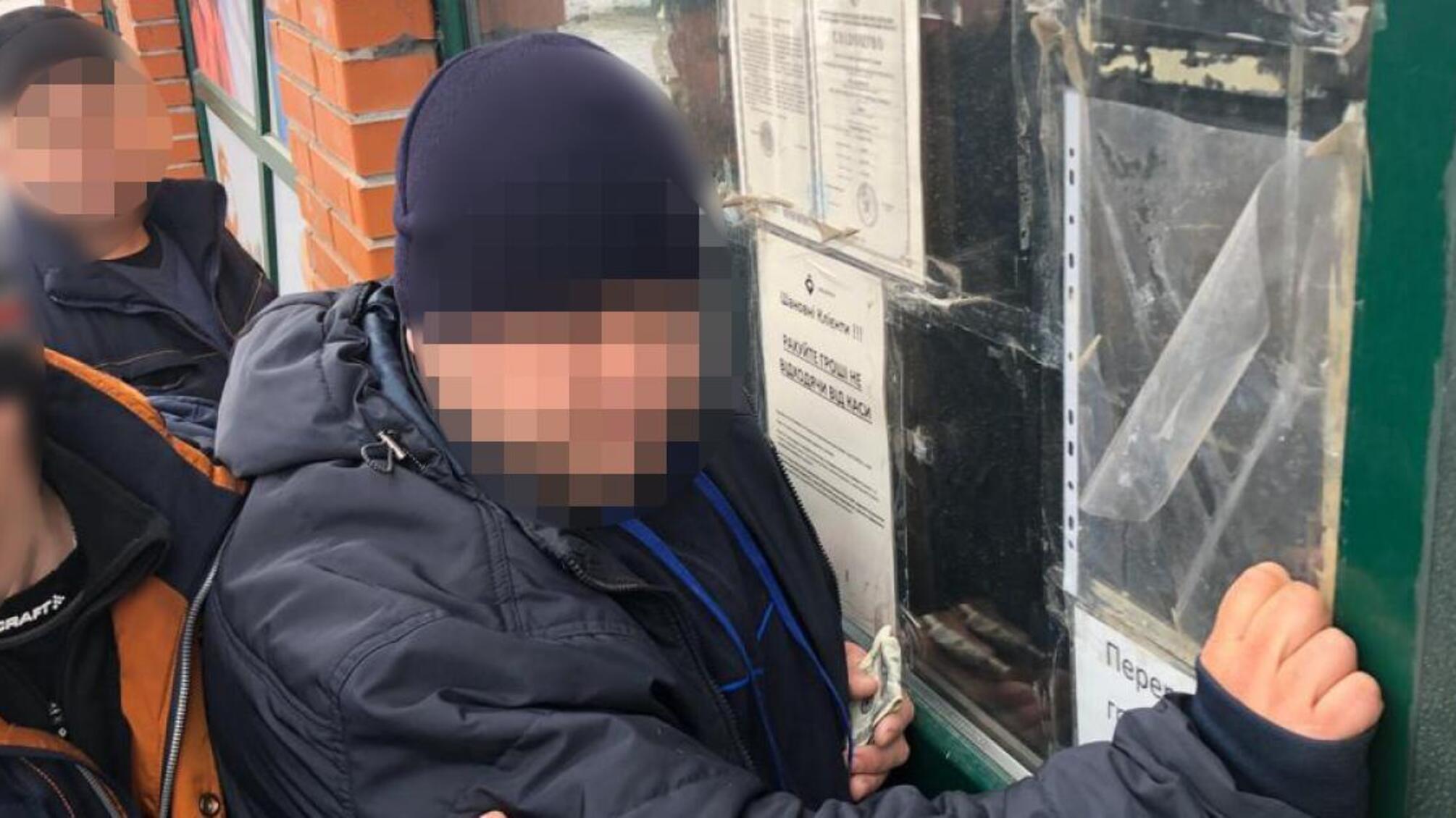 Колишній оперуповноважений та його родич відповідатимуть у суді за вимагання 4 000 доларів США від студентів
