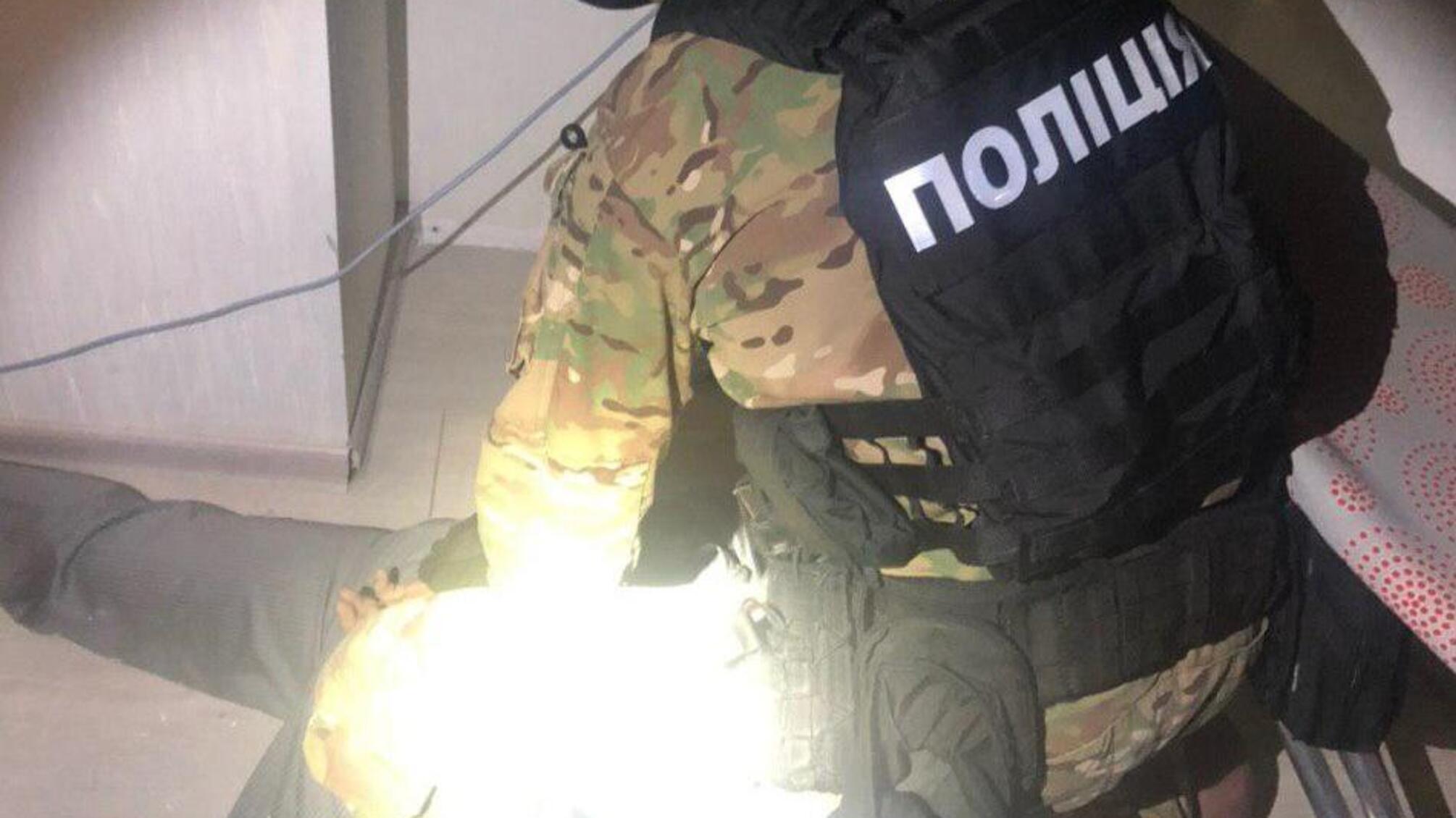 Поліцейські Київщини затримали іноземця, який за пів години вчинив серію злочинів та погрожував підірвати багатоповерхівку