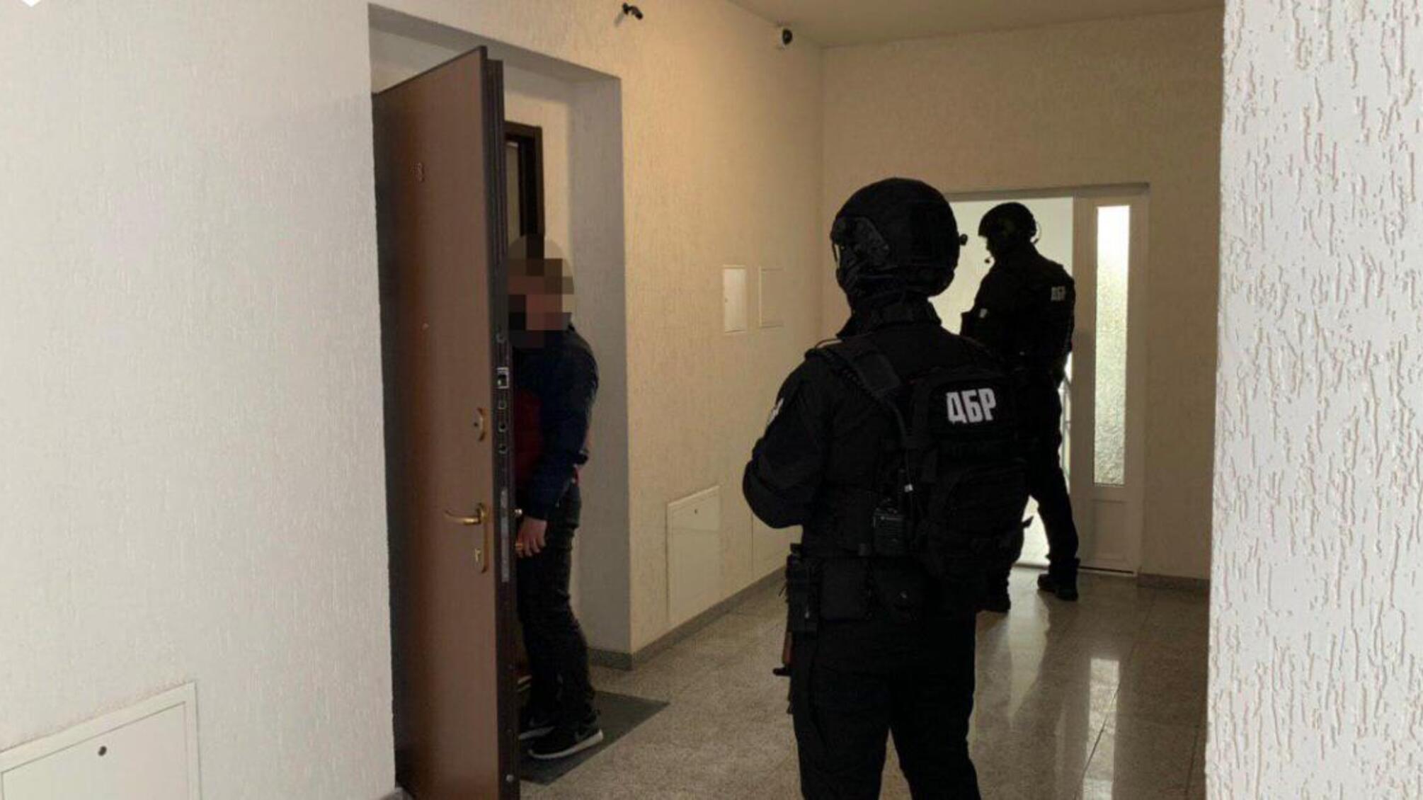 ДБР провело понад 20 обшуків у Державній податковій службі