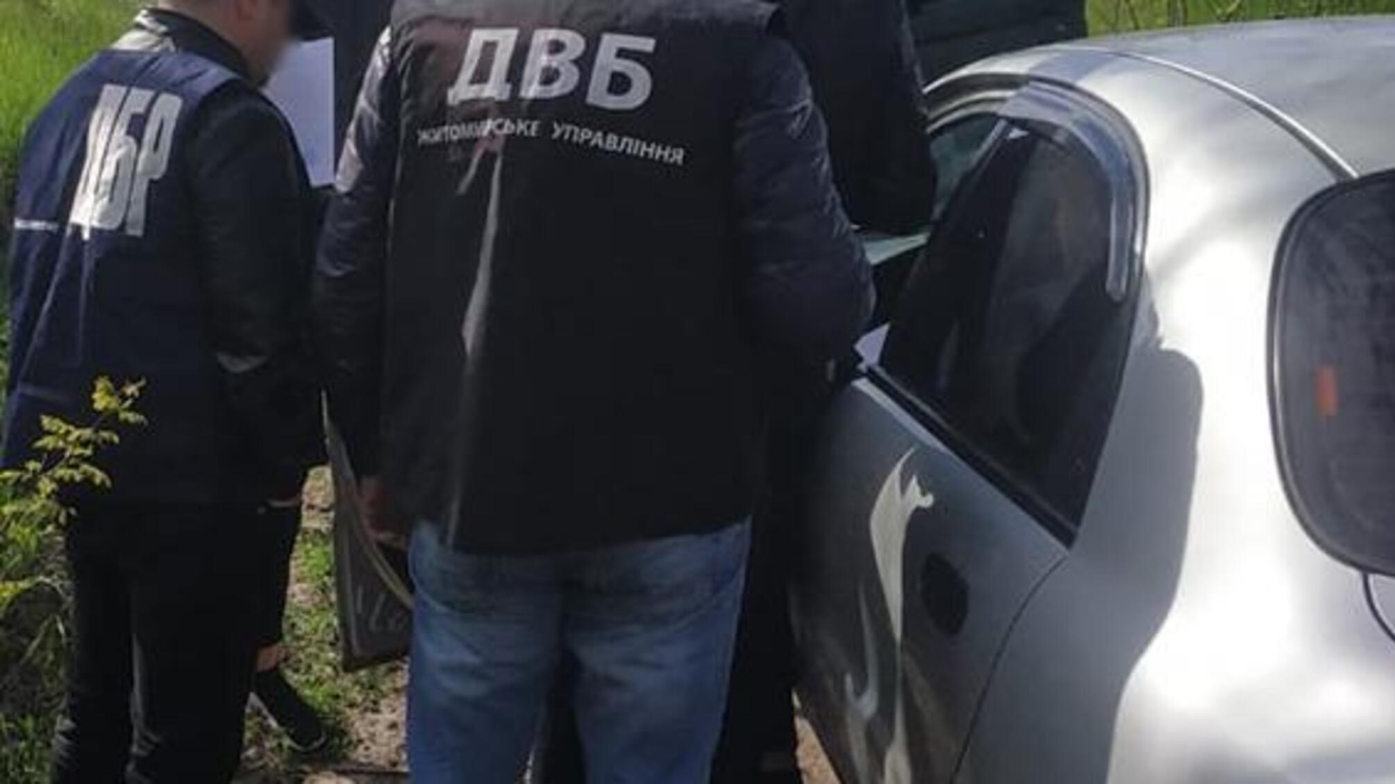 На одержанні хабаря затримано посадовця поліції Житомирщини