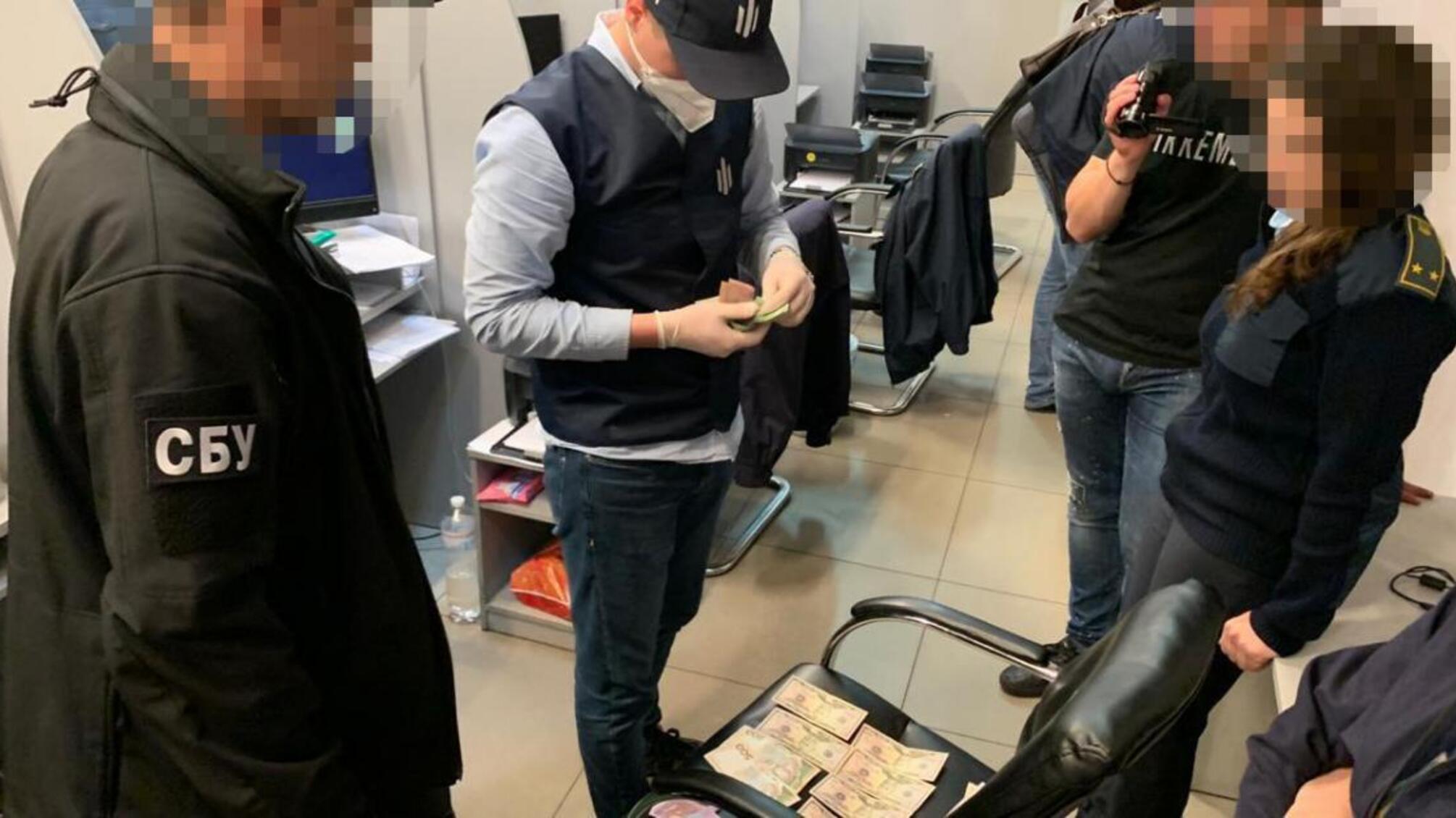 400 доларів США за оформлення транспортних засобів - ДБР затримало двох митників