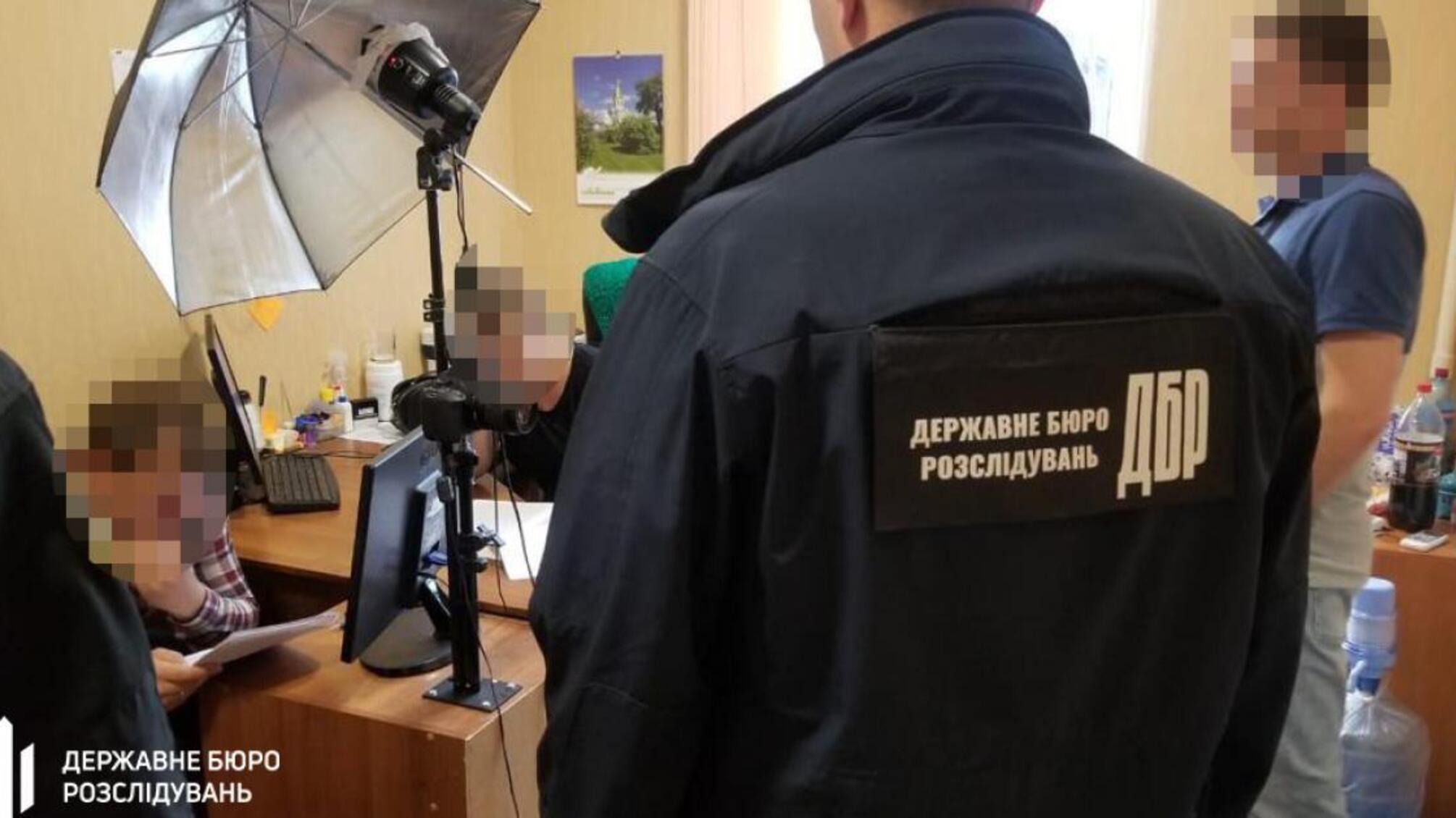 1300 доларів за надання дозволу на імміграцію – ДБР повідомило про підозру двом працівникам ДМС