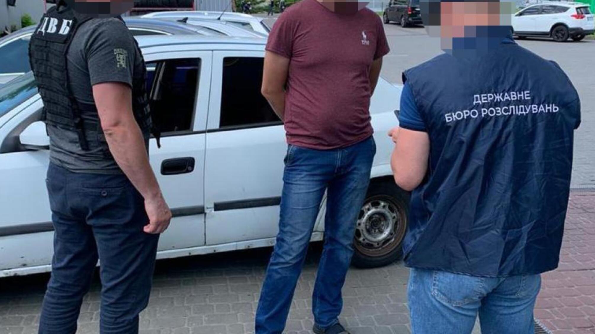 ДБР затримало правоохоронця, який здійснював продаж службового бензину