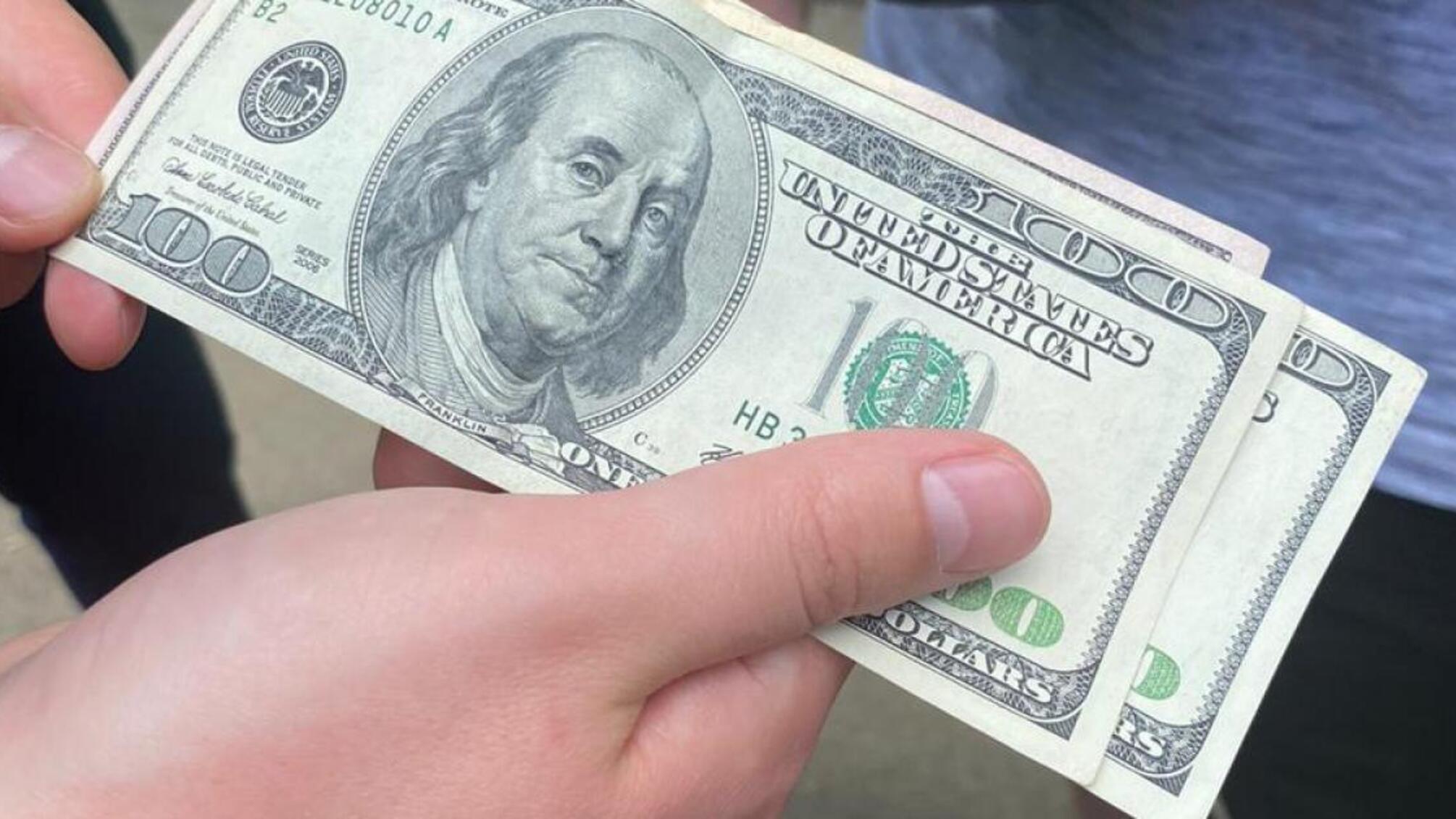 ДБР спільно з ДСР затримали посадовця Державної міграційної служби