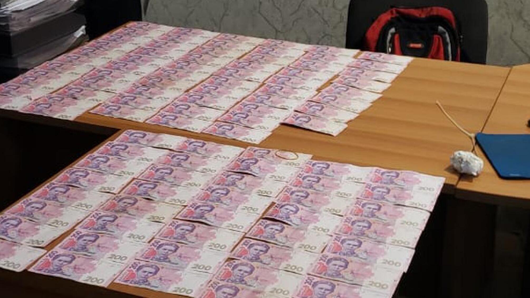 30 000 гривень за закриття кримінального провадження - ДБР затримало посадовця поліції та адвоката