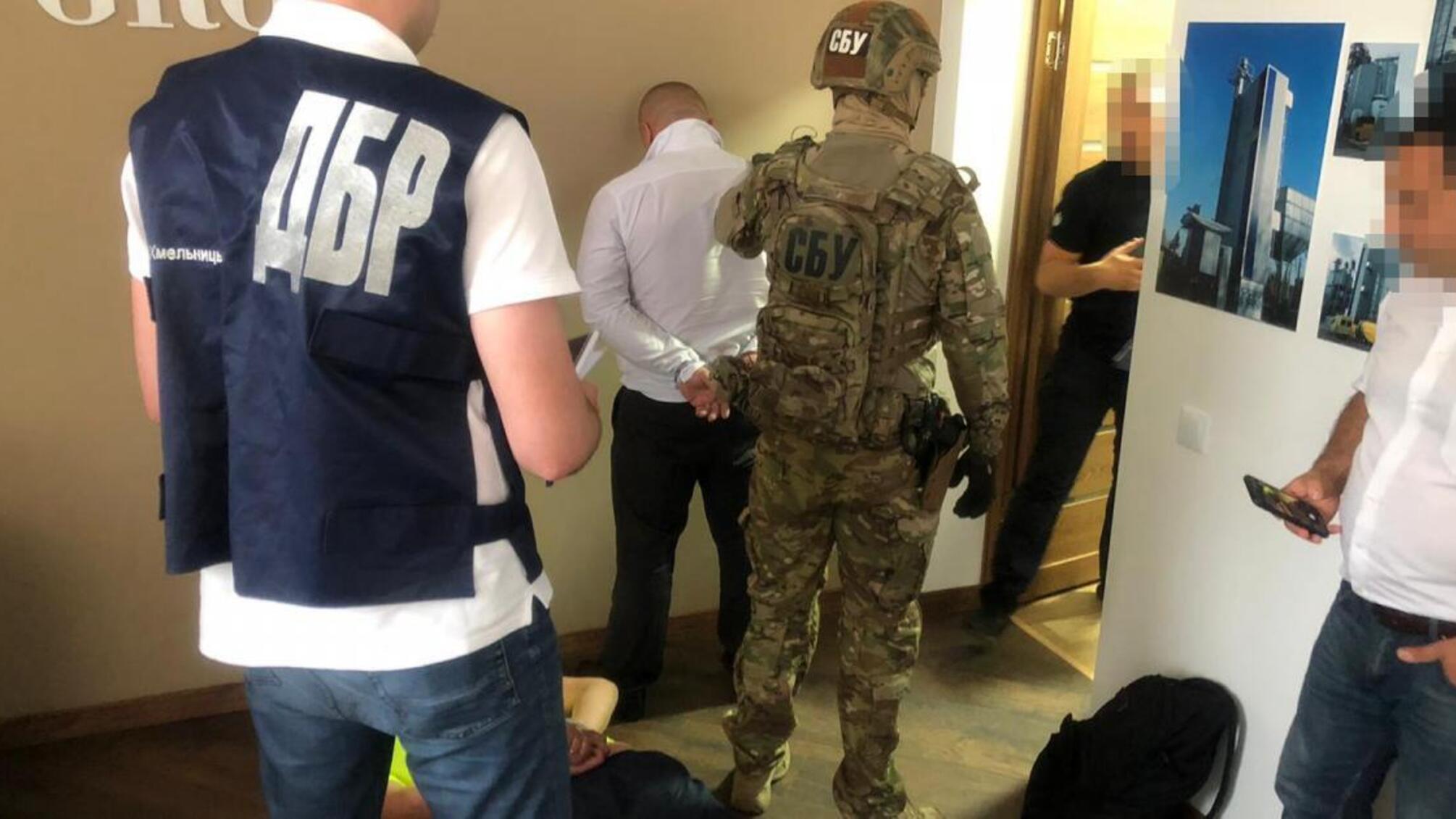 ДБР затримало псевдорадника Президента України та «генерала СБУ», які вимагали у громадянина 1 мільйон 100 тисяч гривень