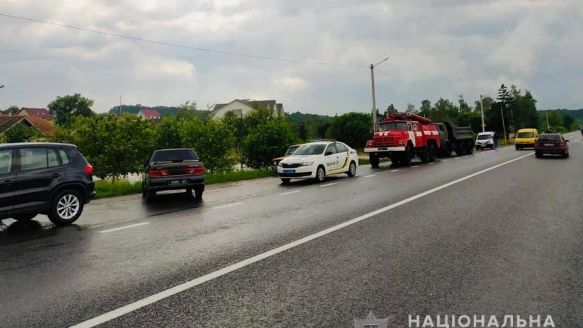 На Коломийщині поліцейські з рятувальниками ліквідовують наслідки негоди