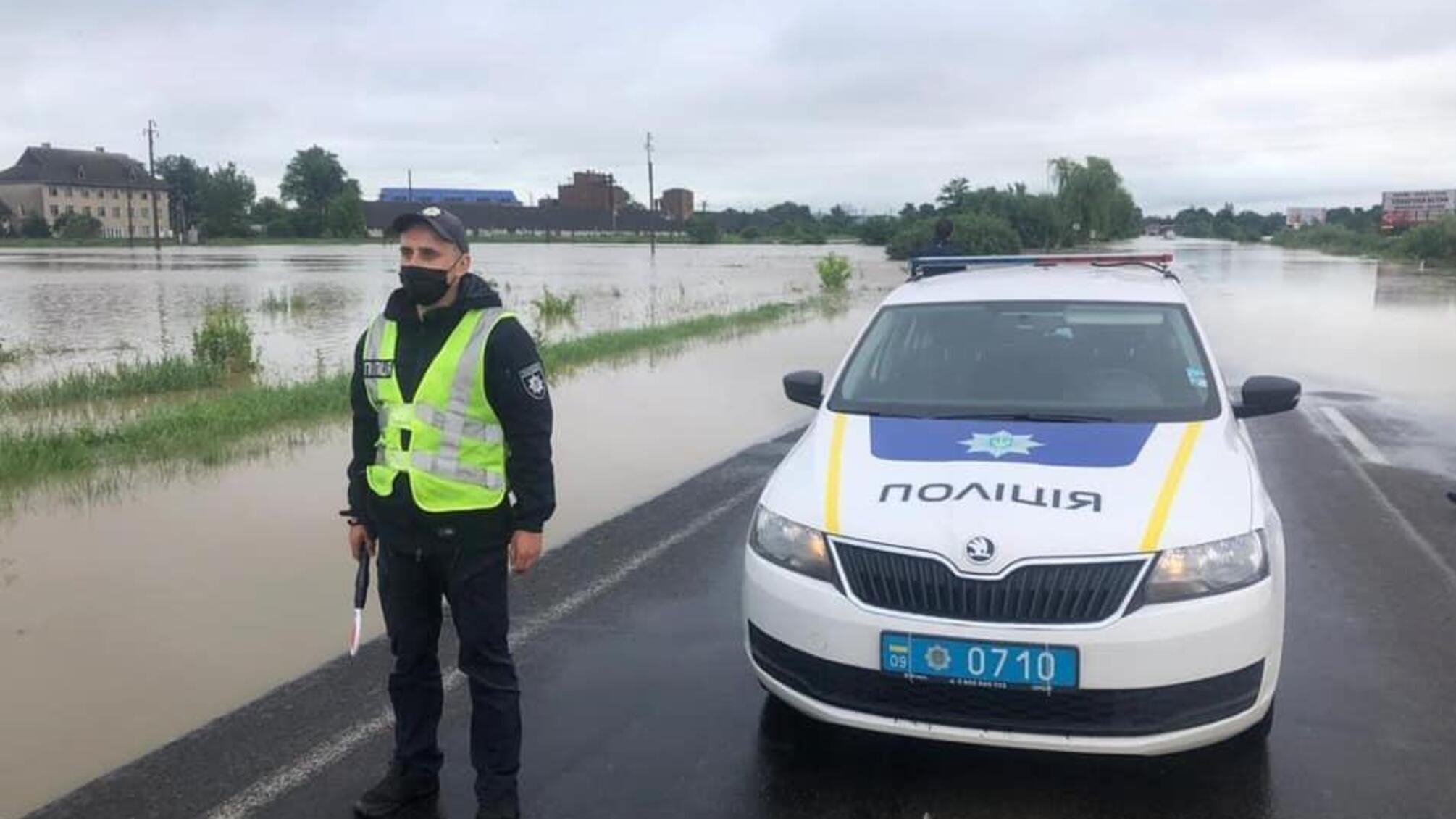 Поліцейські Прикарпаття продовжують допомагати ліквідовувати наслідки негоди