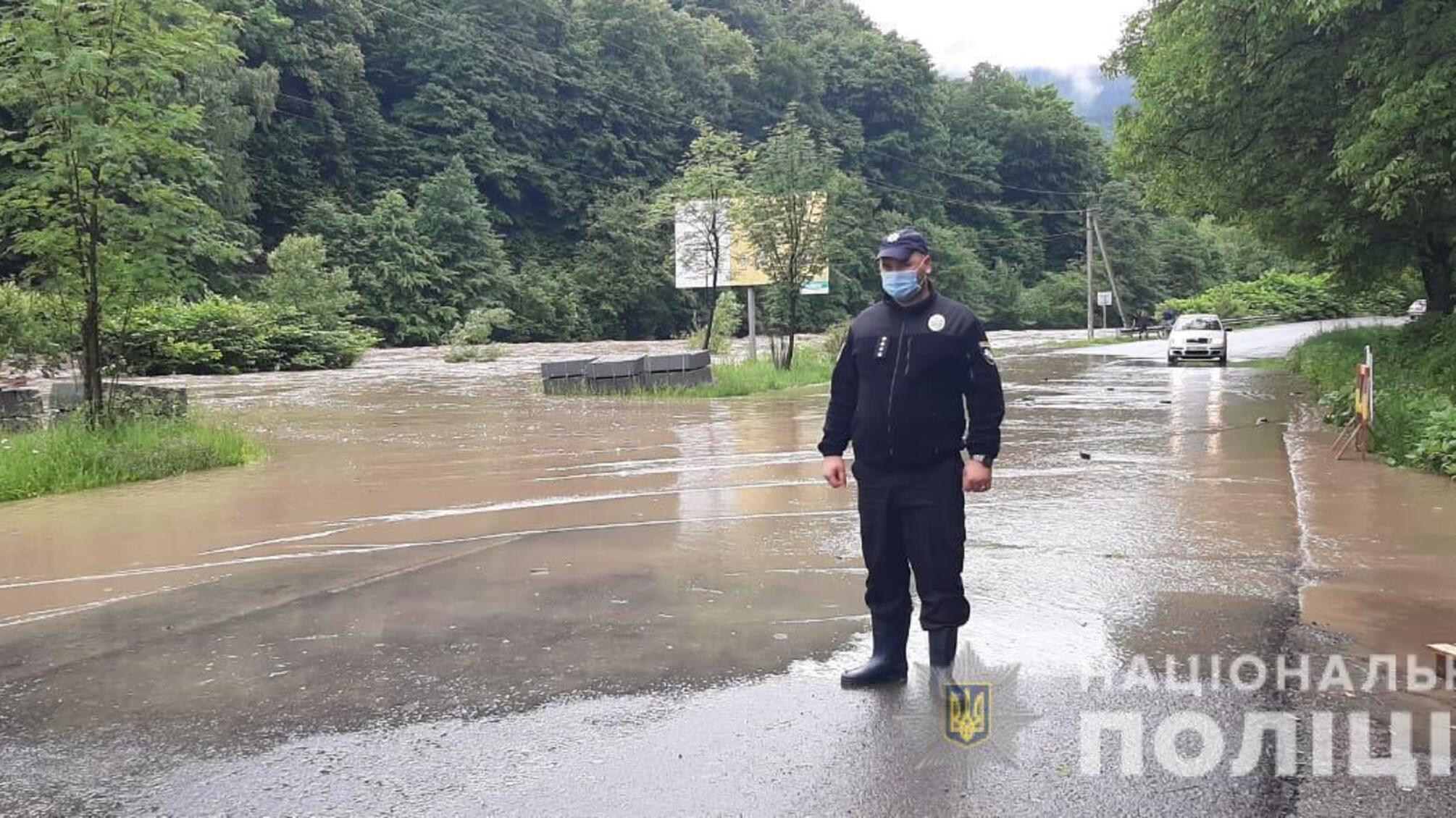 На Закарпатті поліція обмежила рух автошляхом та працює над ліквідацією наслідків негоди
