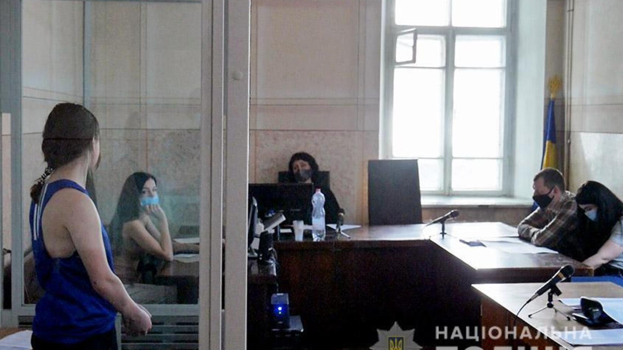 У Хмельницькому суд взяв під цілодобовий домашній арешт 19-річну жительку Вінничини, яка сльозогінним газом спричинила хімічні опіки очей патрульним
