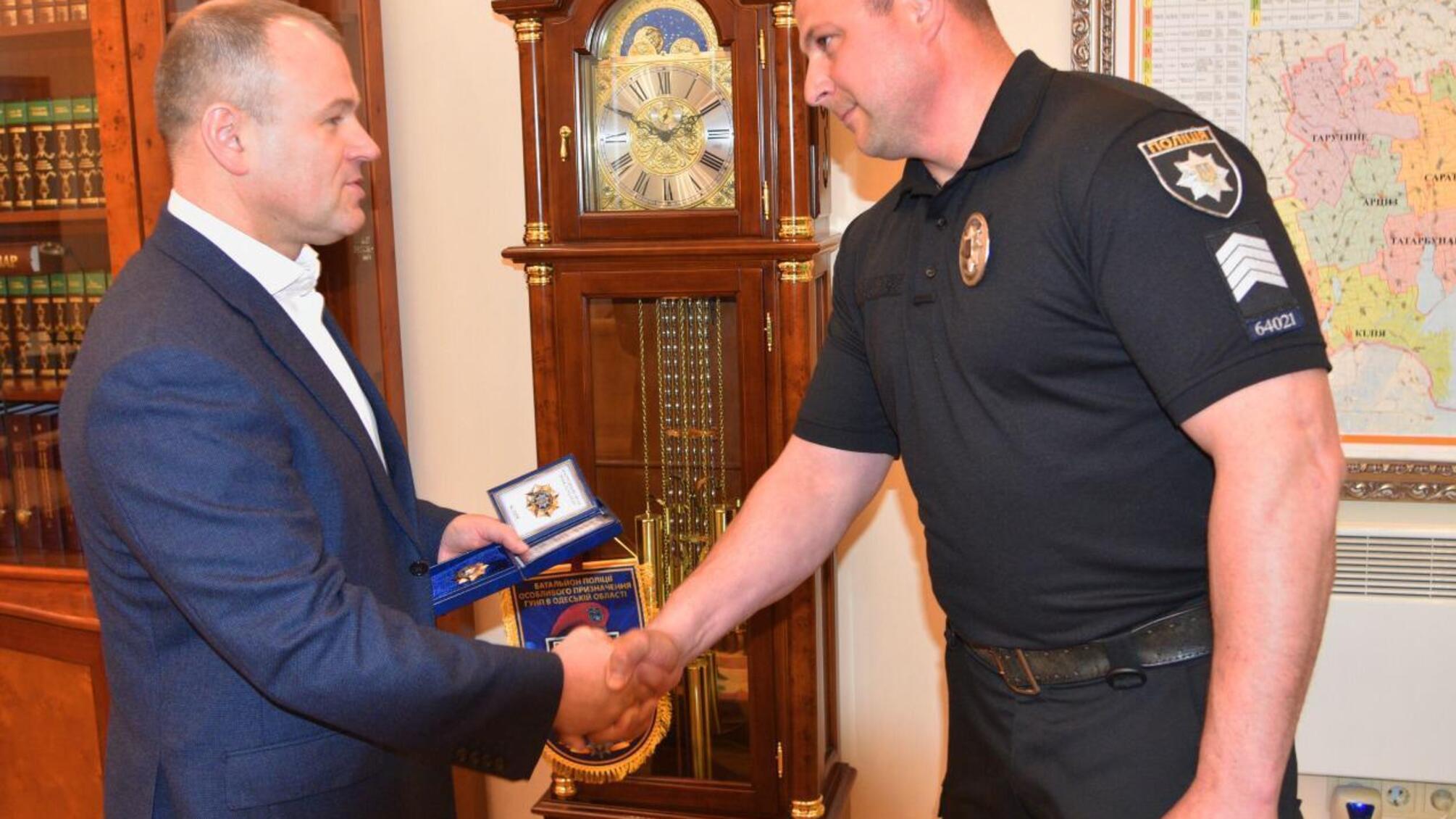 В Одесі відзначили поліцейського, який врятував жінку від ґвалтівника