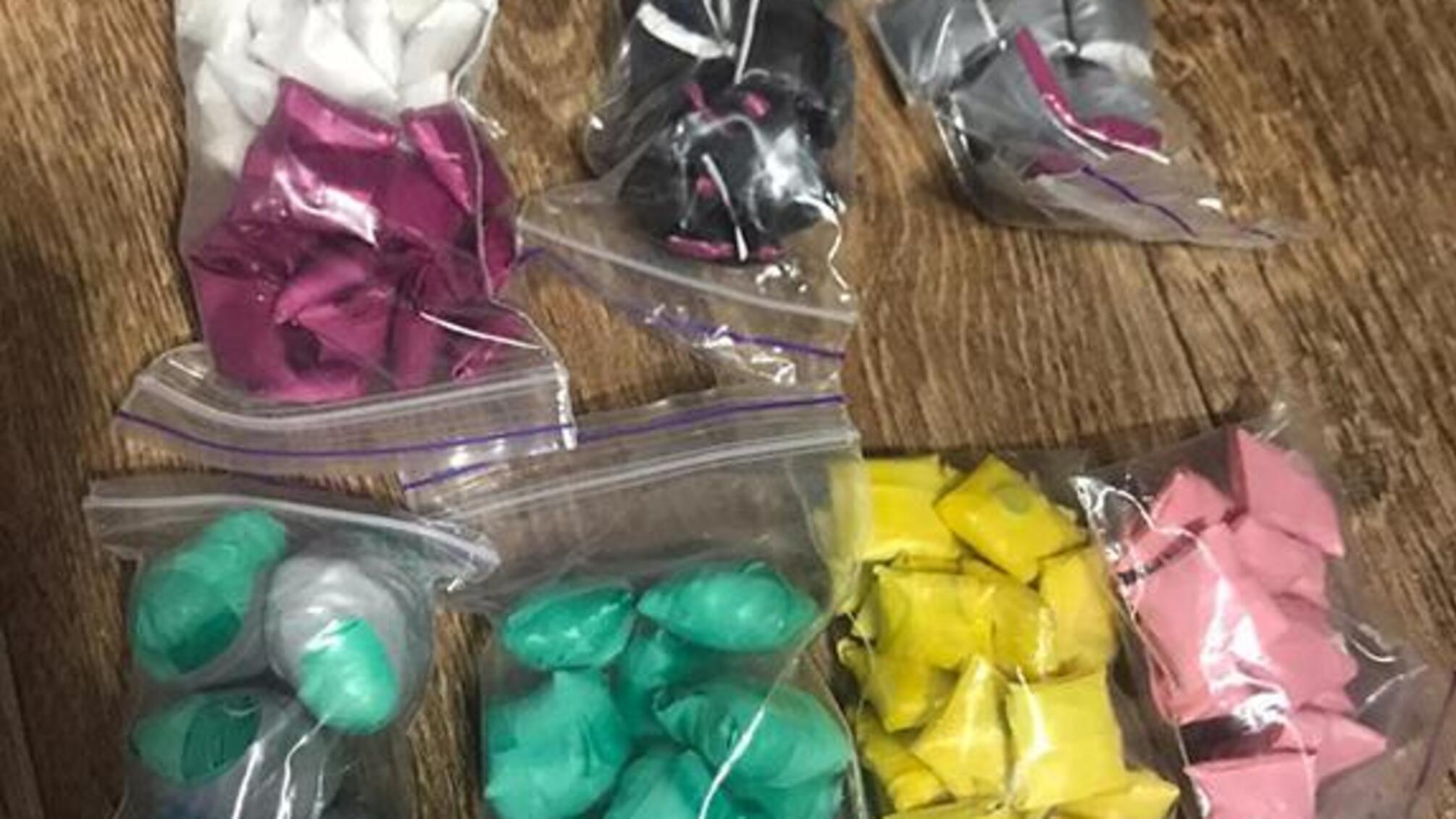 У Миколаєві поліцейські вилучили у дилерки близько 2700 закладок з наркотиками та психотропами на понад 750 тисяч гривень