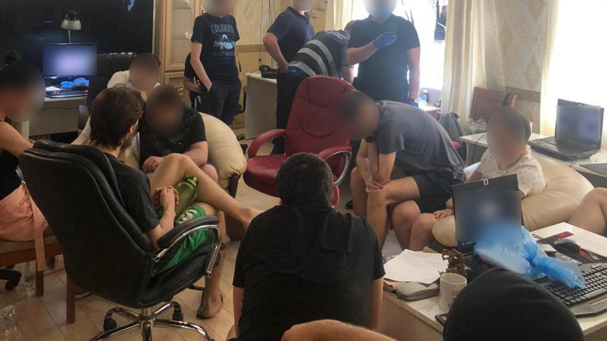 Кіберполіцейські викрили шахраїв, які під виглядом інвестиційної компанії ошукували громадян