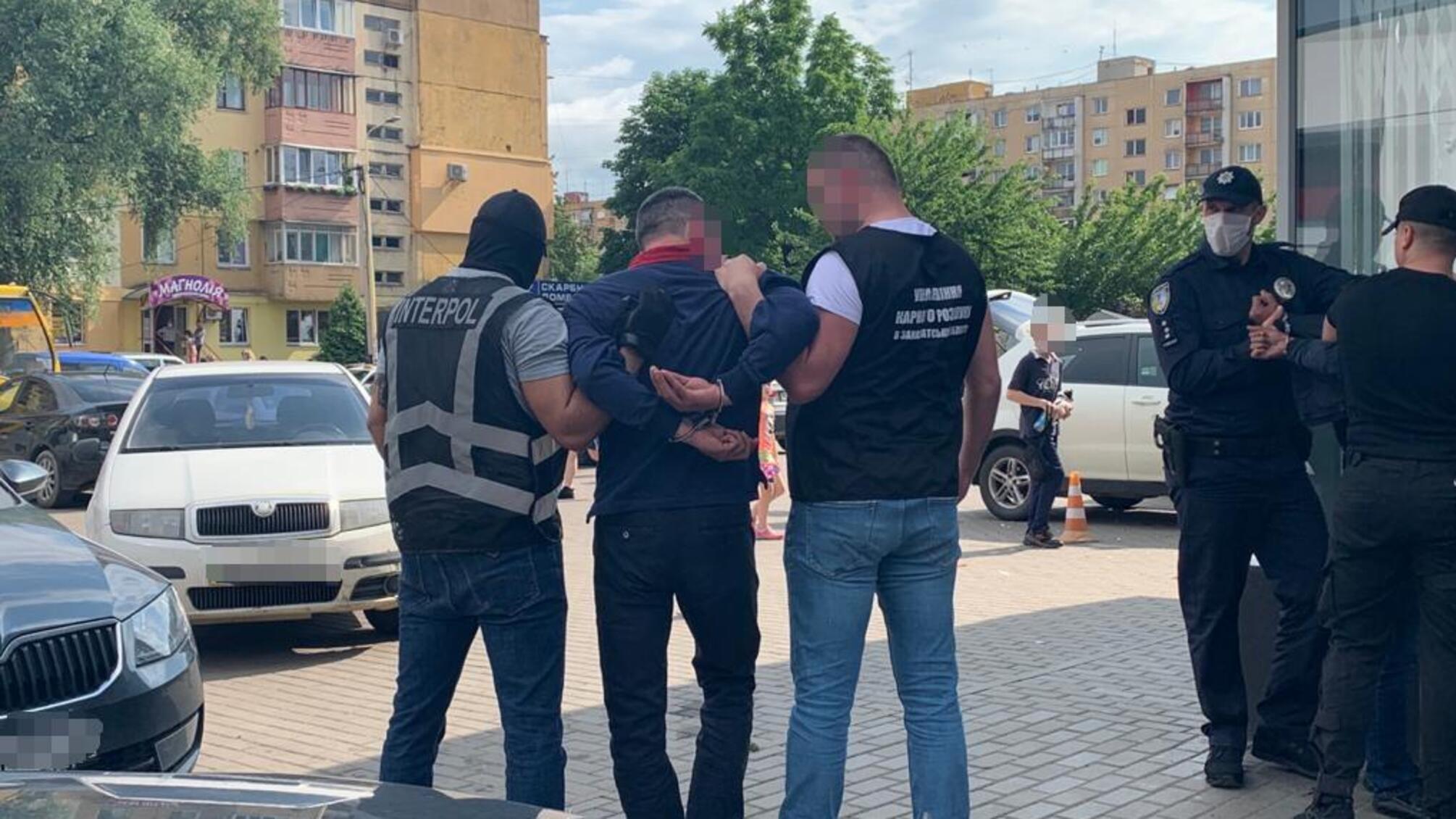 На Закарпатті правоохоронці затримали шахрая, який перебував у міжнародному розшуку