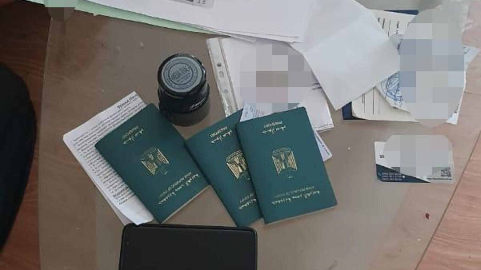 У Дніпрі поліцейські затримали нелегала, який продавав підроблені паспорти та посвідчення водія