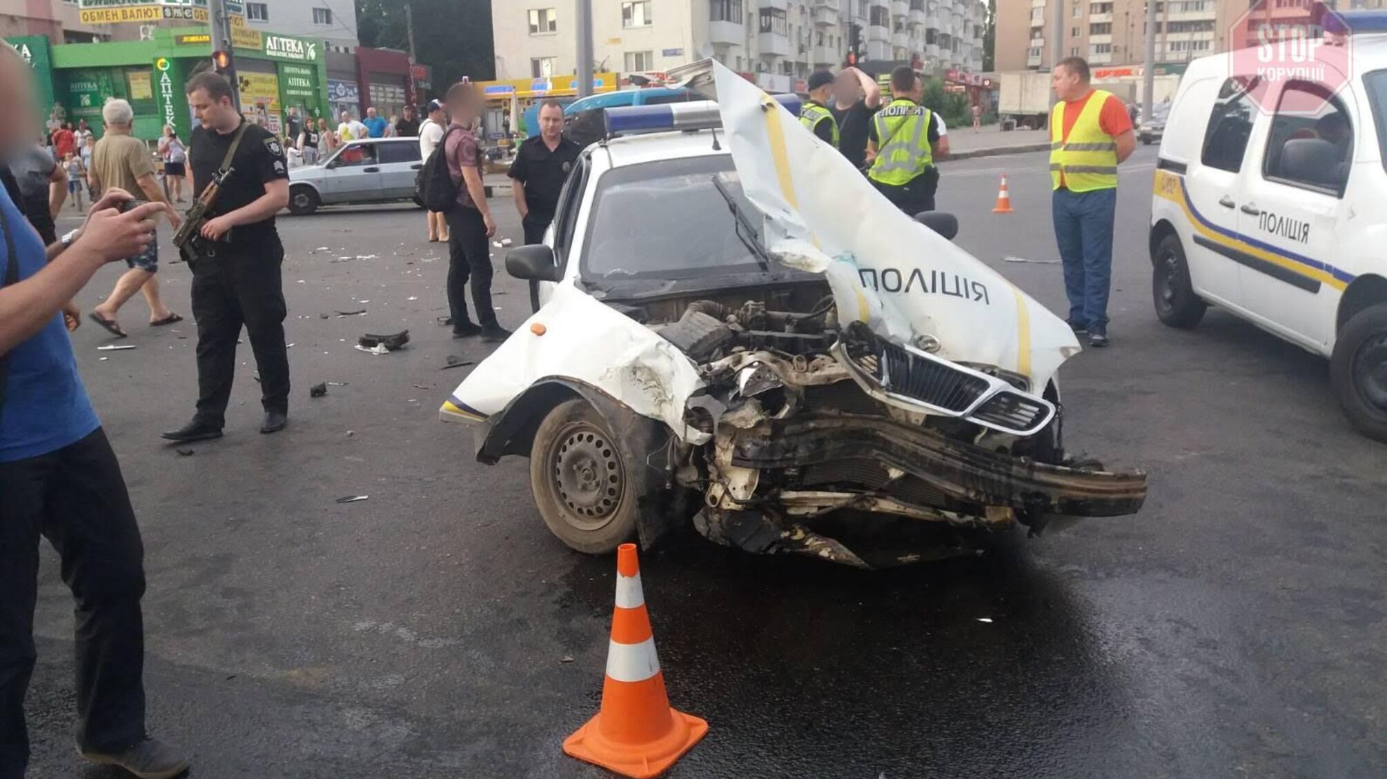 Автомобіль поліції вщент: у Харкові в ДТП постраждала 3-річна дитина (фото)