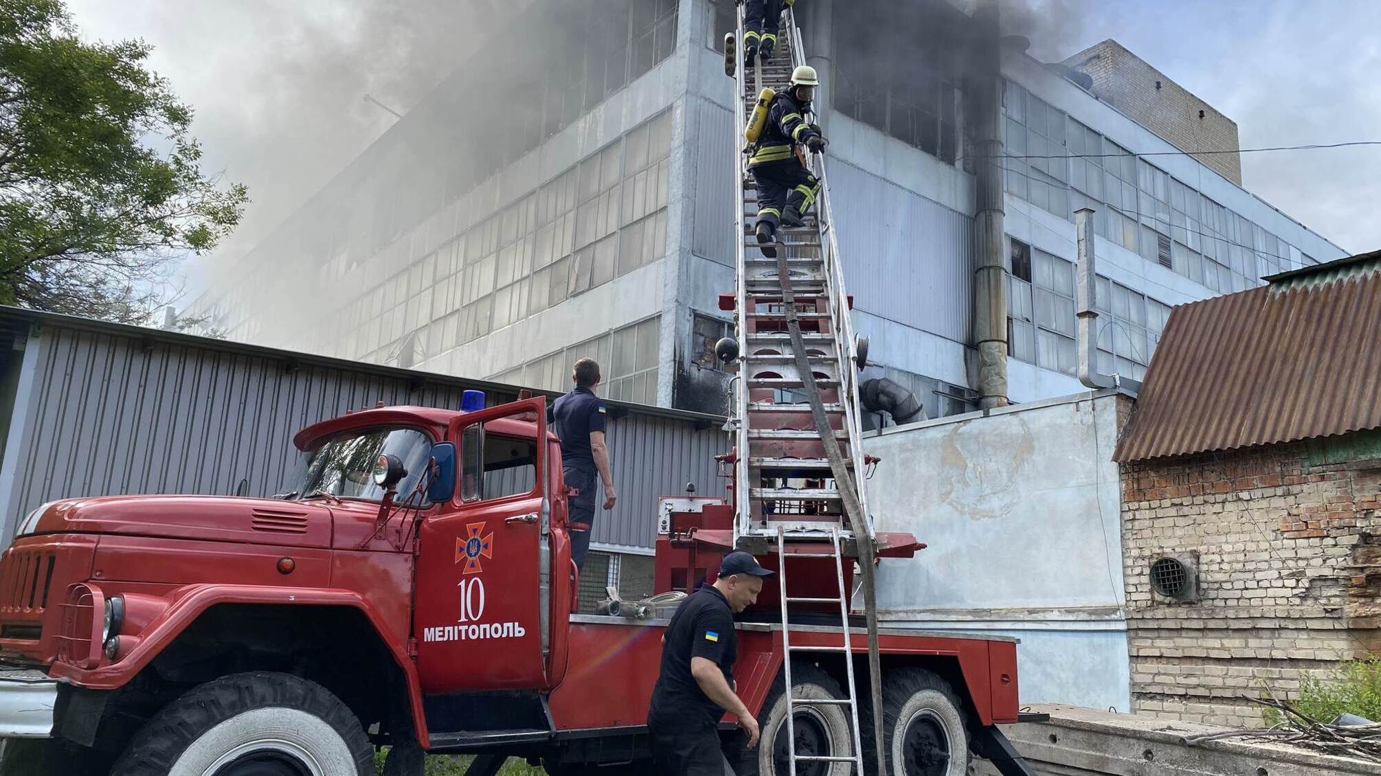 Пожежа на запорізькій взуттєвій фабриці: госпіталізовано двох рятувальників