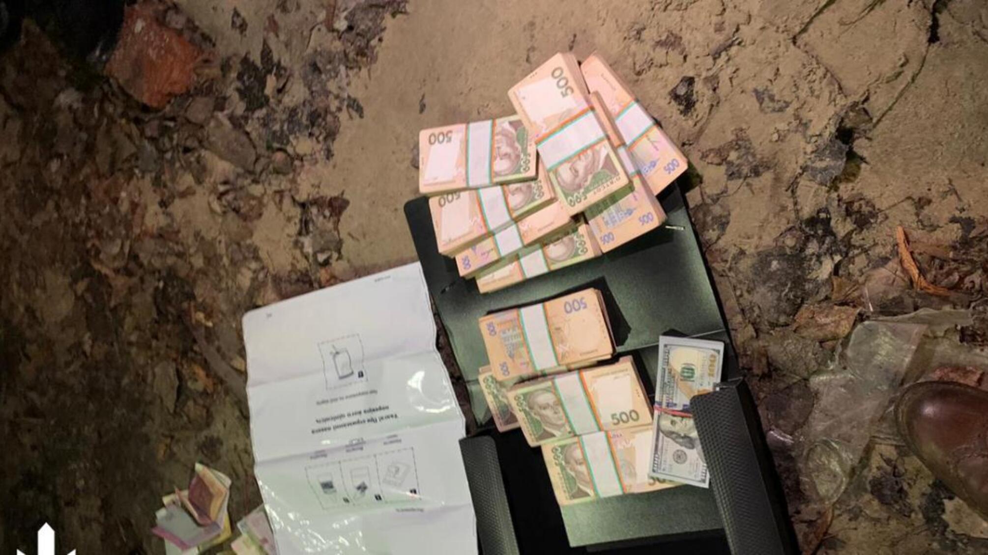 Посадовці СБУ постануть перед судом за вимагання та одержання 840 тис грн хабара