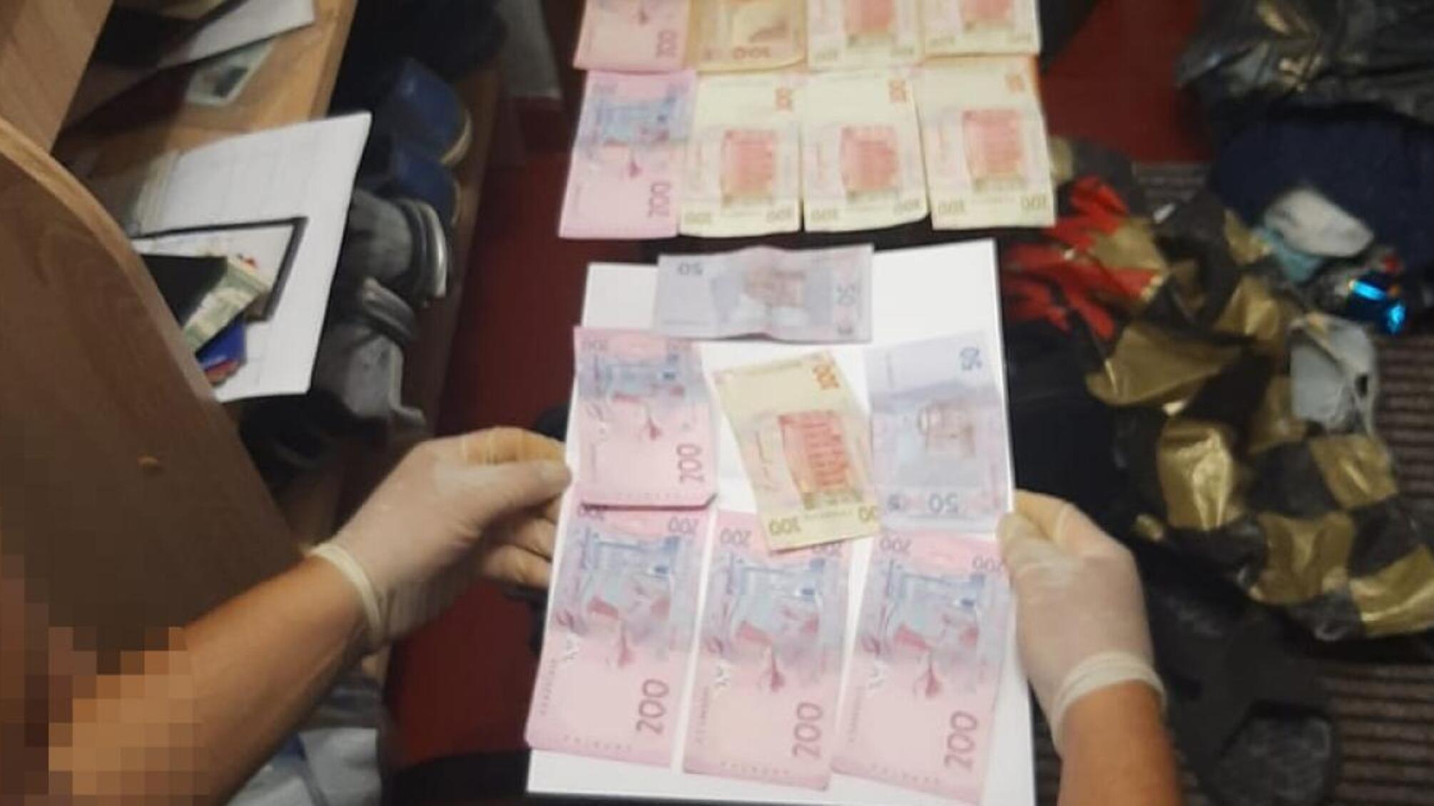 Кур’єр для ув'язнених — ДБР повідомило про підозру працівнику однієї із виправних колоній