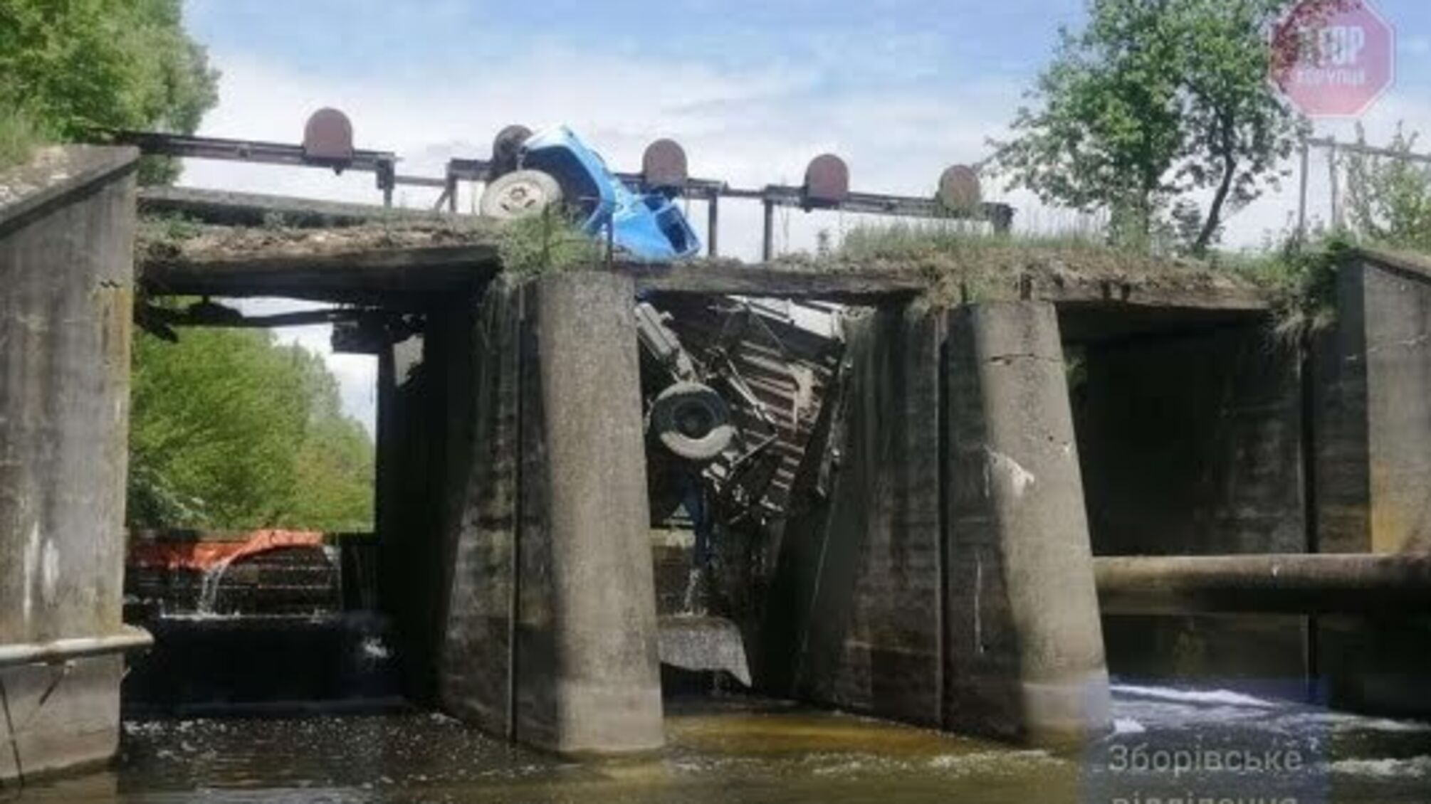 На Тернопільщині під вантажівкою обвалився міст (фото)