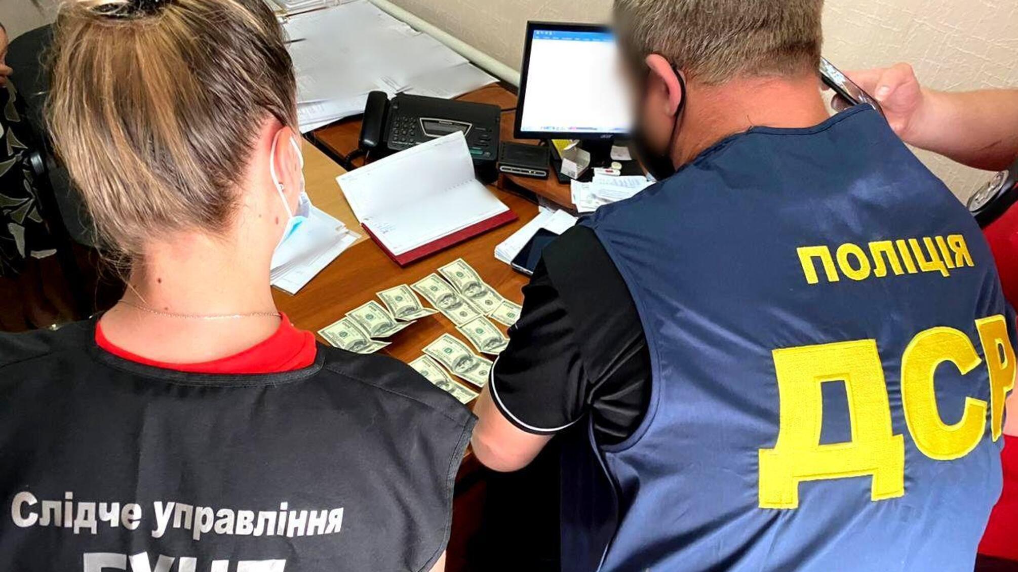 В Херсоні поліцейські викрили голову сільради на хабарі у тисячу доларів
