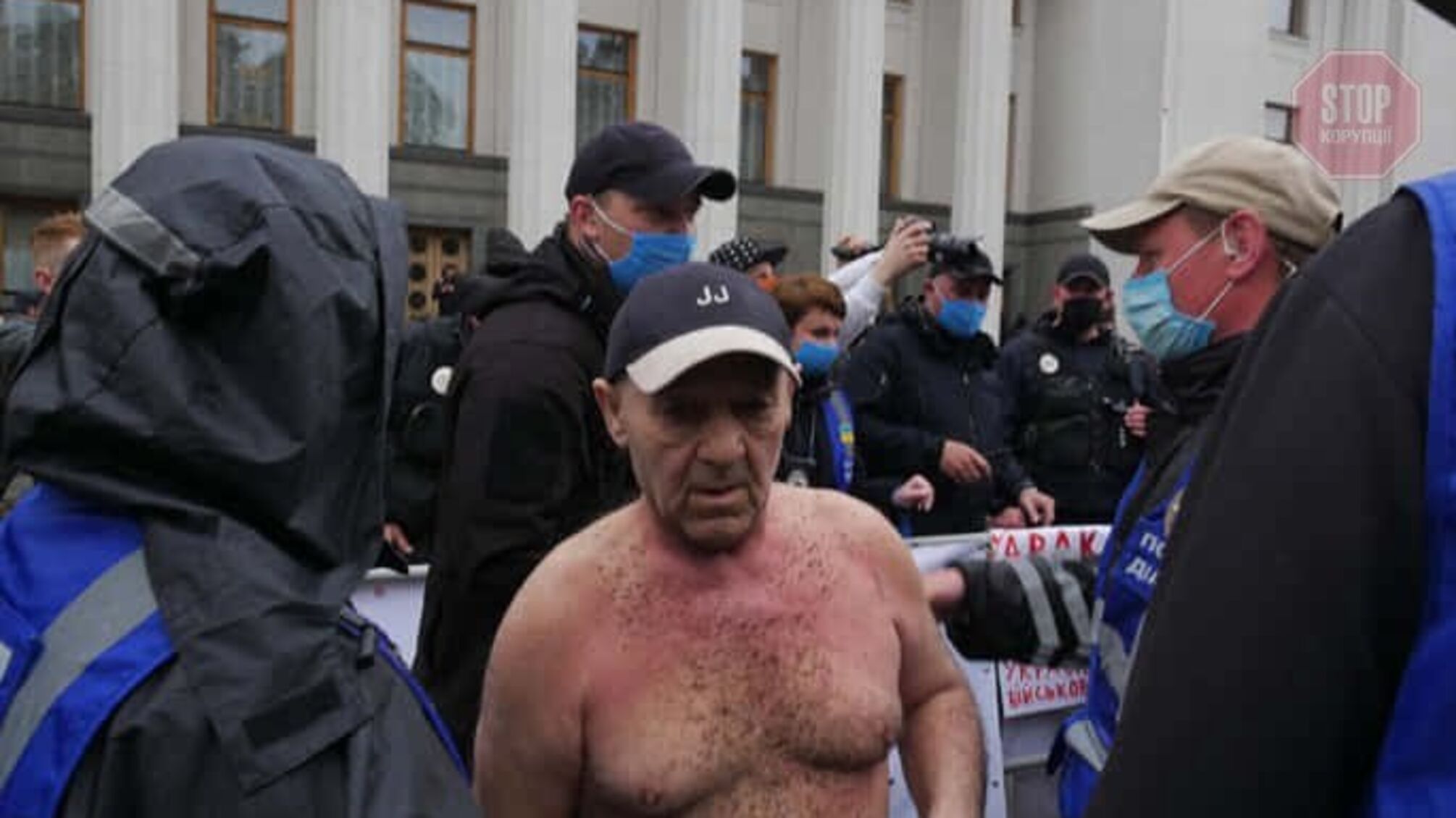 На мітингу проти Авакова чоловік підпалив себе (фото)