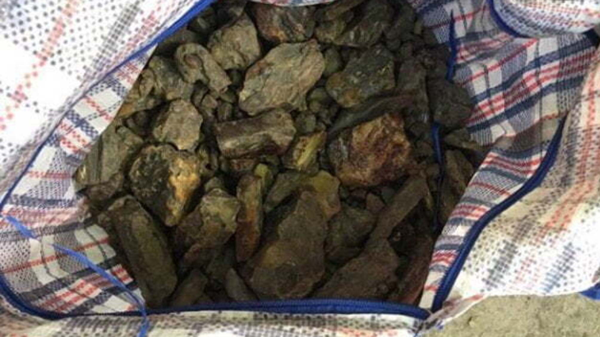 Польські митники на кордоні виявили 10 кілограмів контрабандного бурштину з України