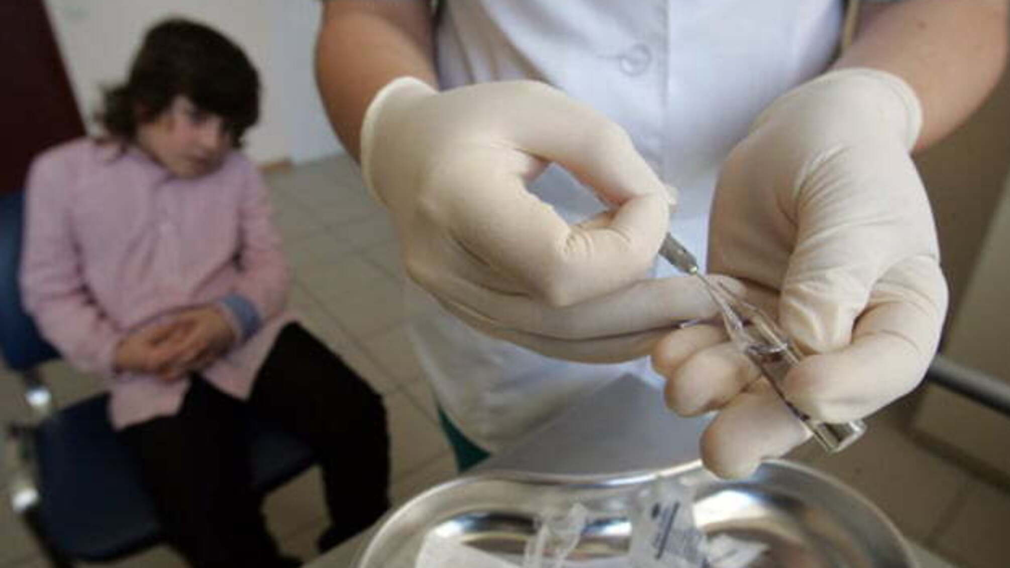 У Франції закликають негайно відновити вакцинації дітей, припинені через карантин