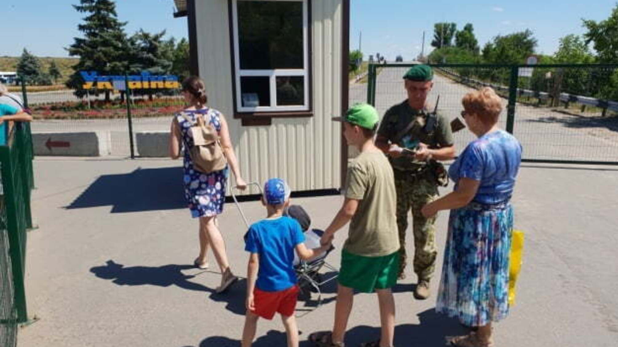 Місія ОБСЄ зафіксувала збільшення потоку людей через 'Гуково' та 'Донецьк'