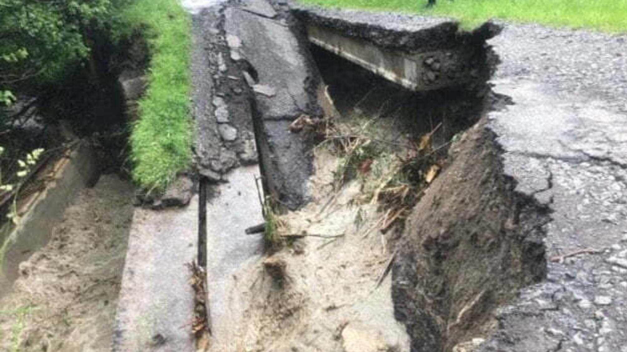 На Закарпатті паводок зніс міст