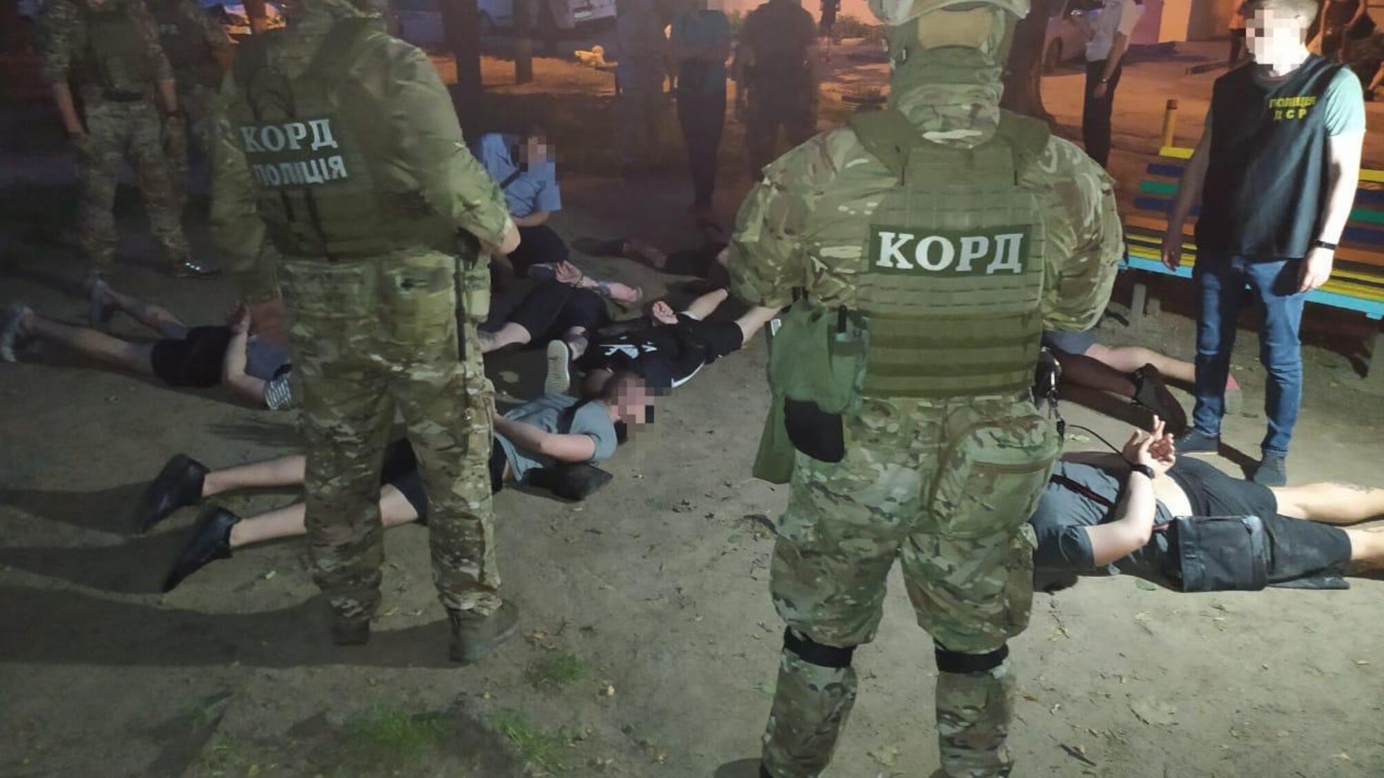 У Вінниці правоохоронці затримали злочинну групу за підозрою у вимаганні у вінничанина 50 тисяч гривень неіснуючого боргу